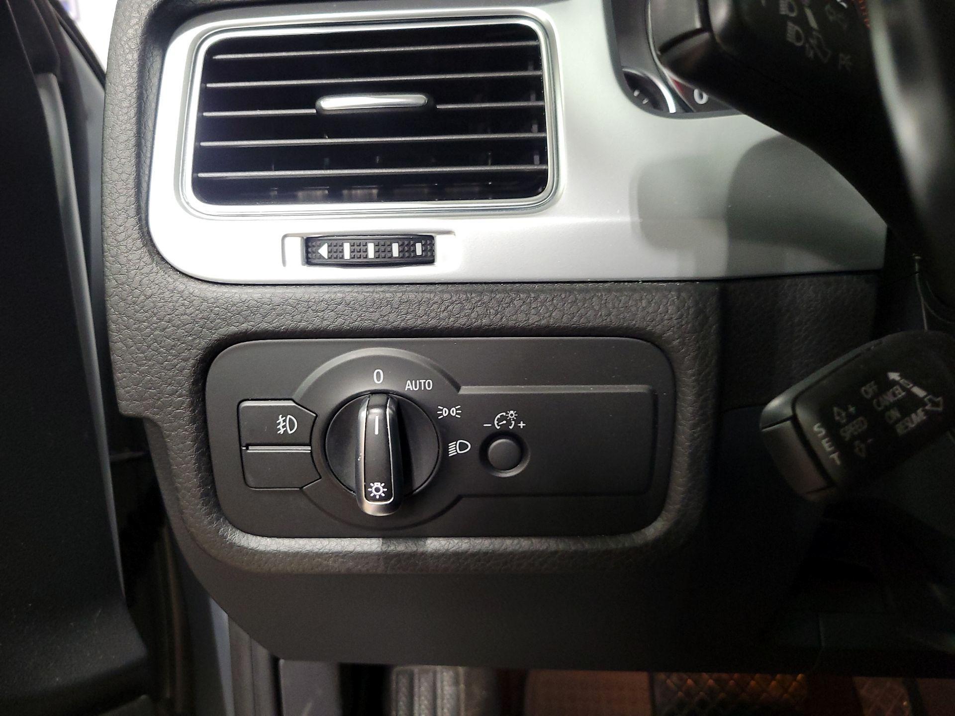 Thumbnail: 2015 Volkswagen Touareg - 13