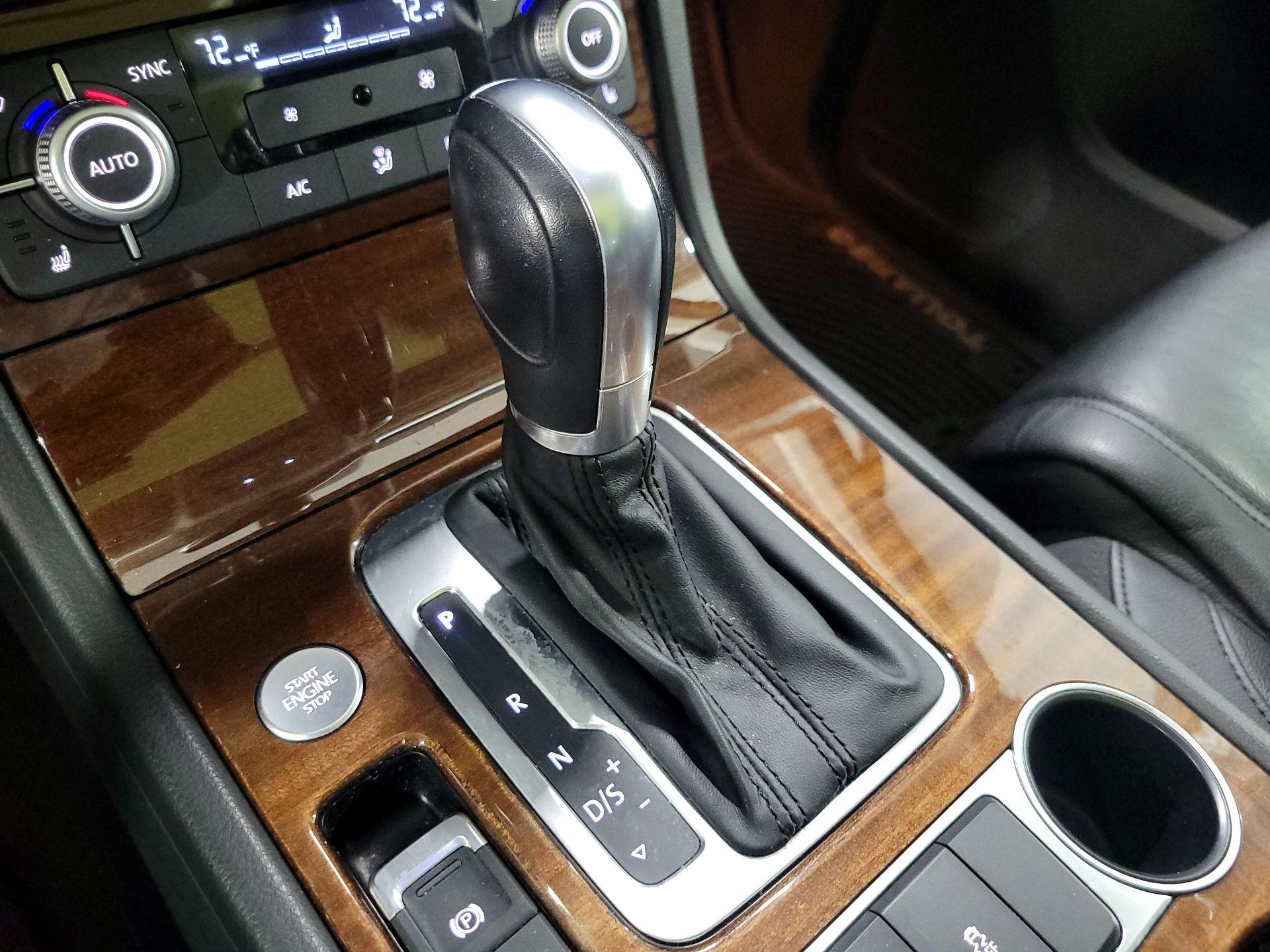 Thumbnail: 2015 Volkswagen Touareg - 18