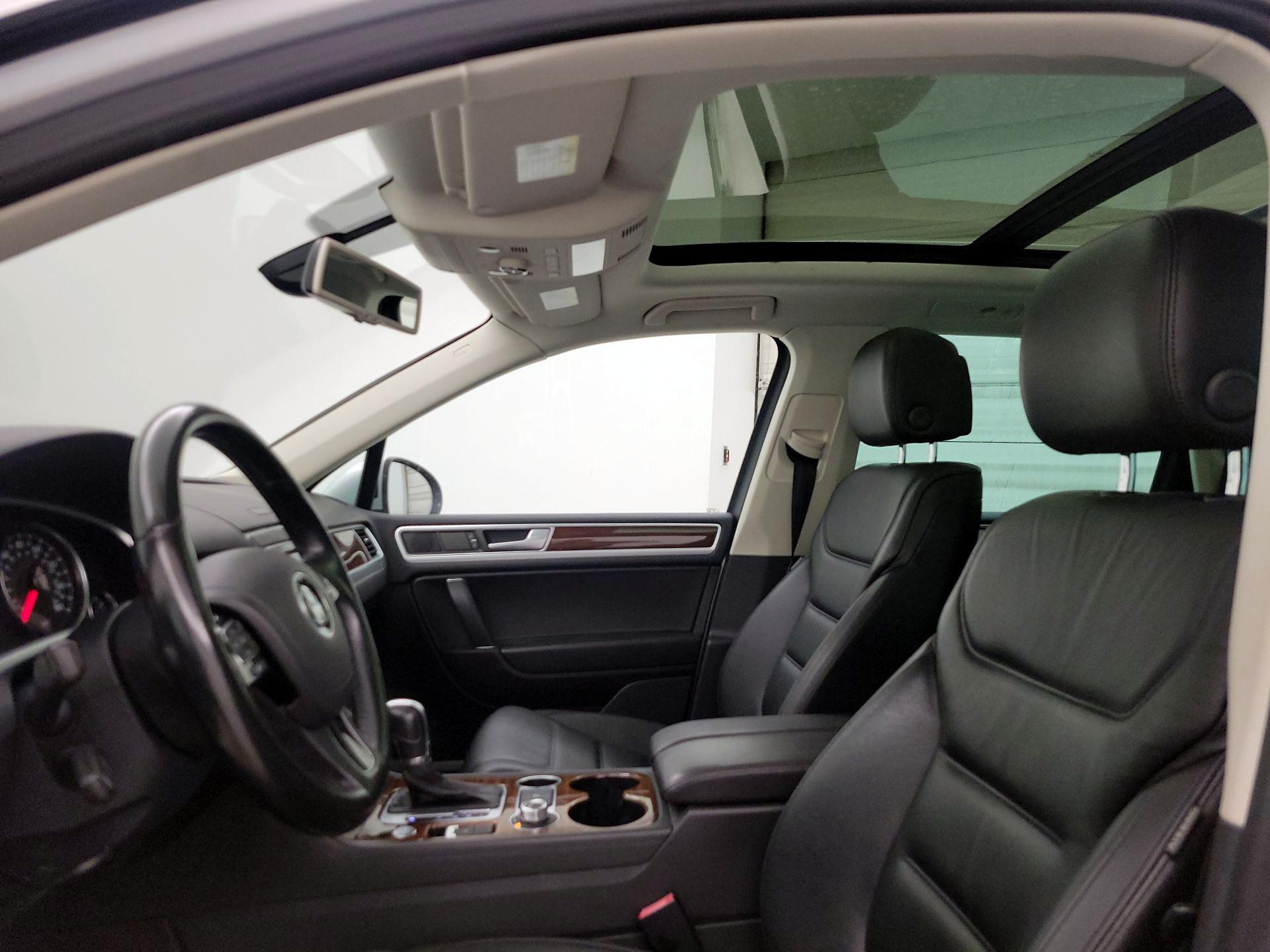 Thumbnail: 2015 Volkswagen Touareg - 19