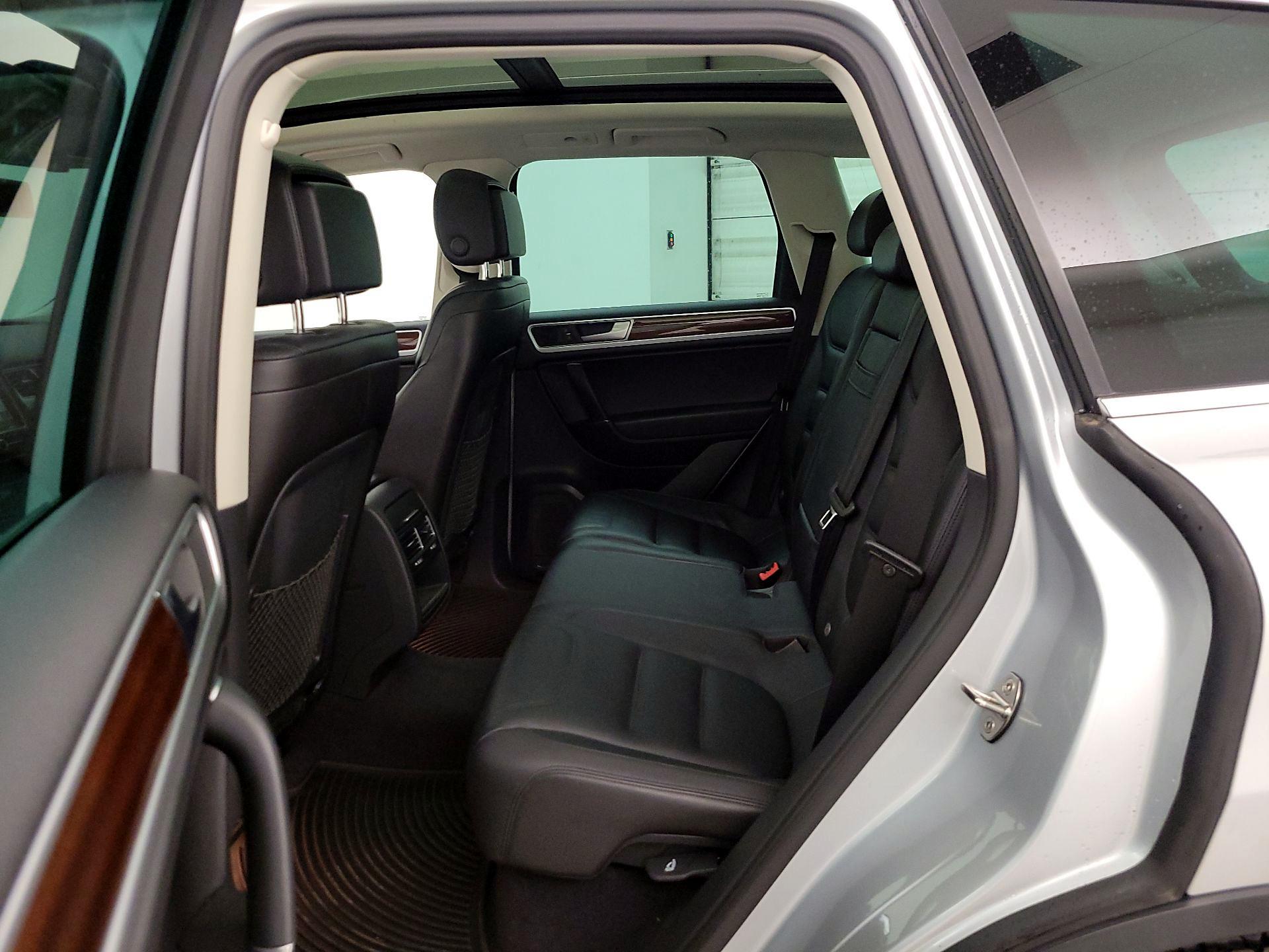 Thumbnail: 2015 Volkswagen Touareg - 20