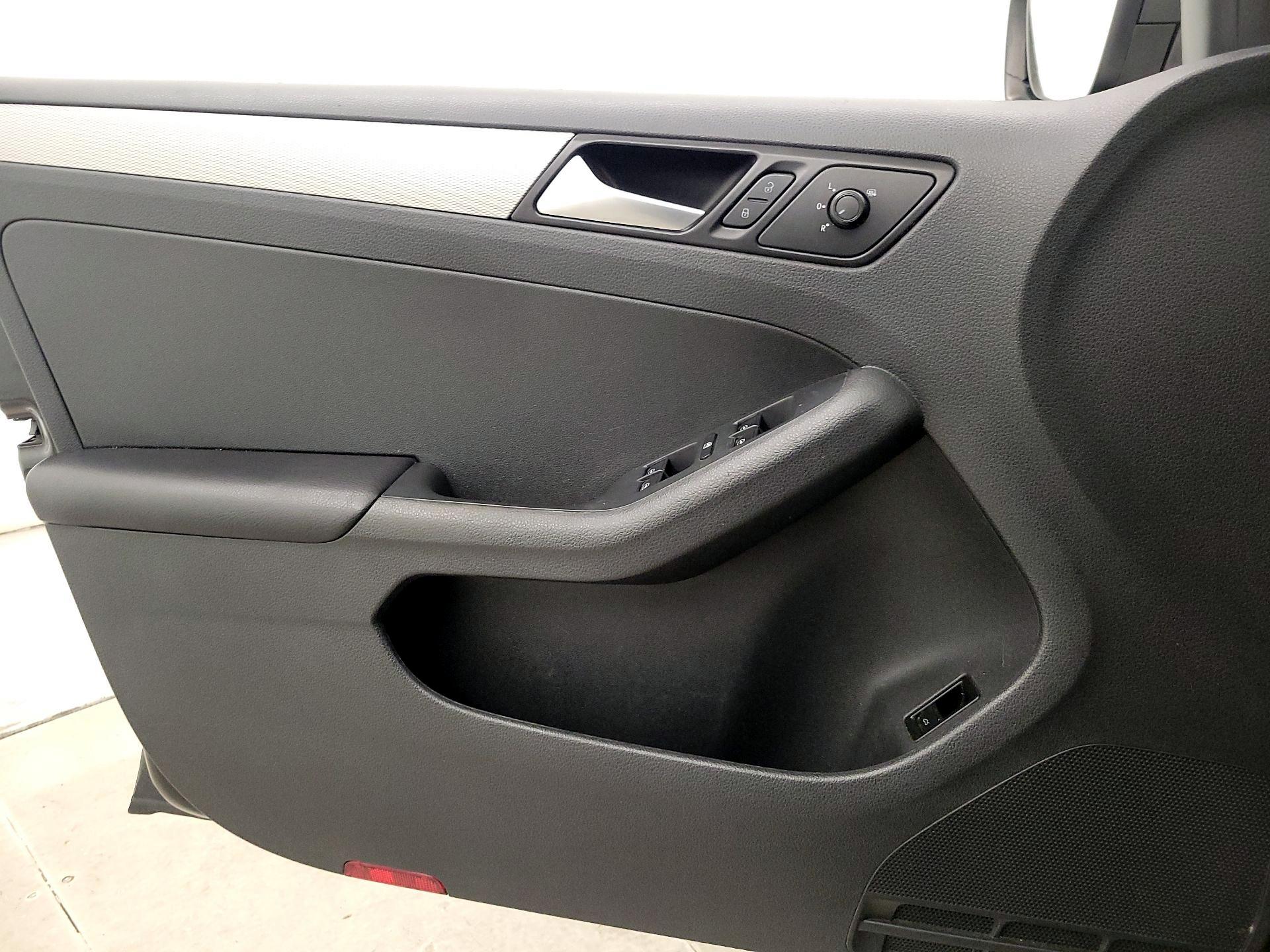 Thumbnail: 2017 Volkswagen Jetta - 12