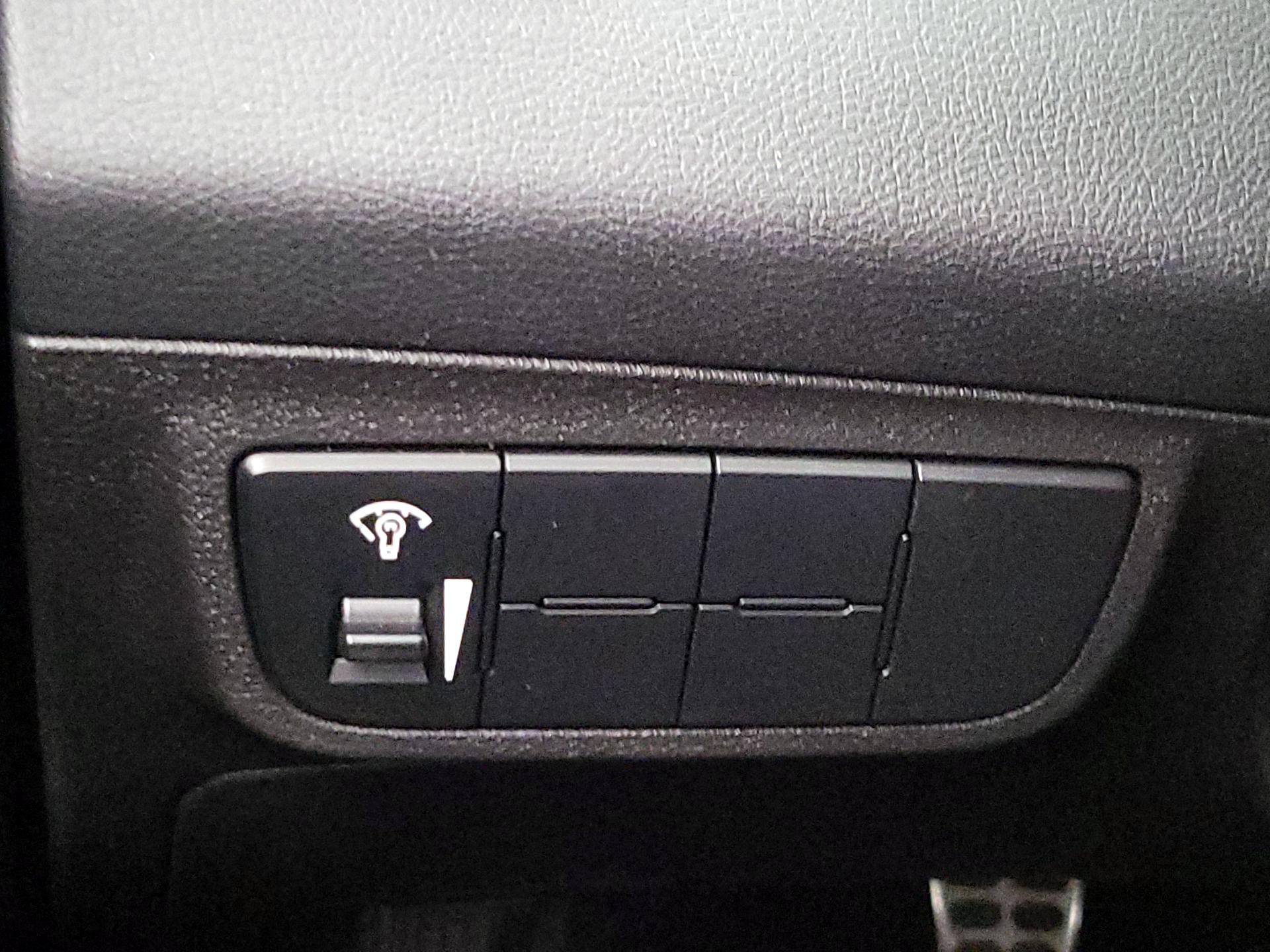 Thumbnail: 2015 Hyundai Veloster - 13