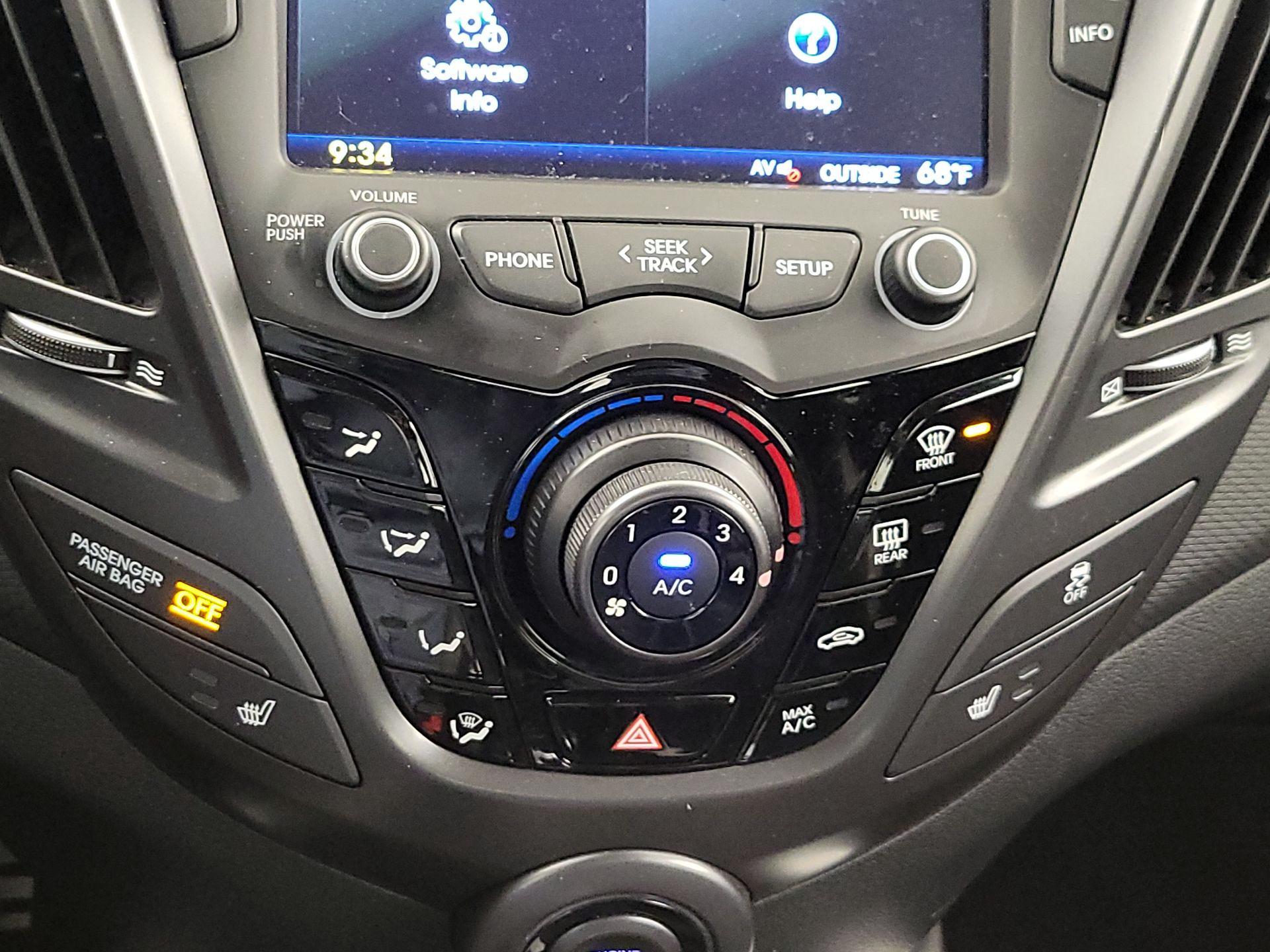 Thumbnail: 2015 Hyundai Veloster - 16