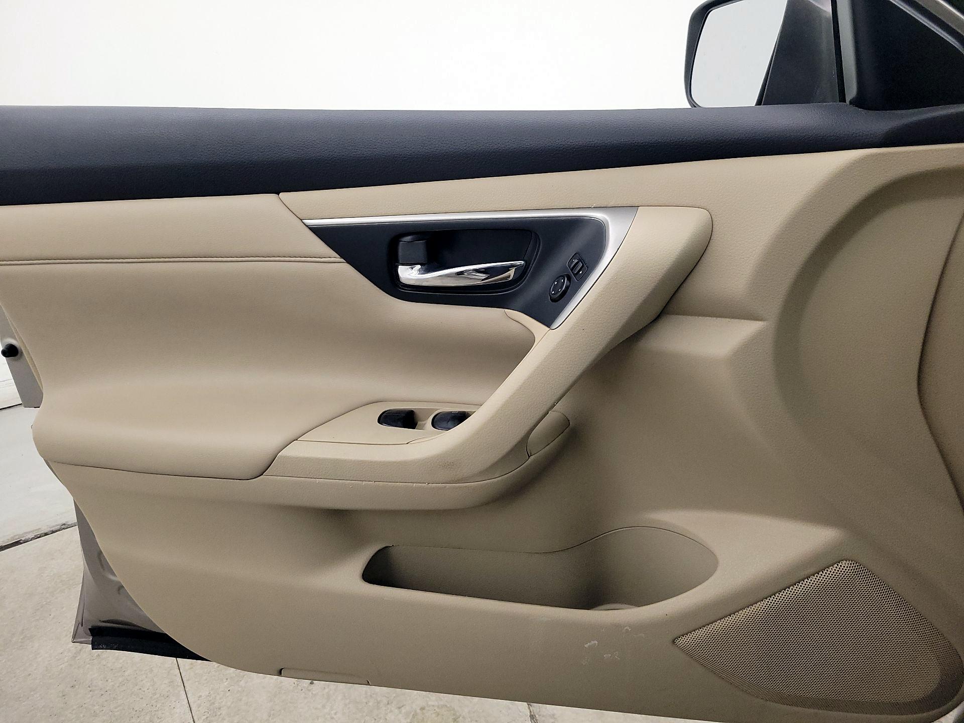 Thumbnail: 2015 Nissan Altima - 12