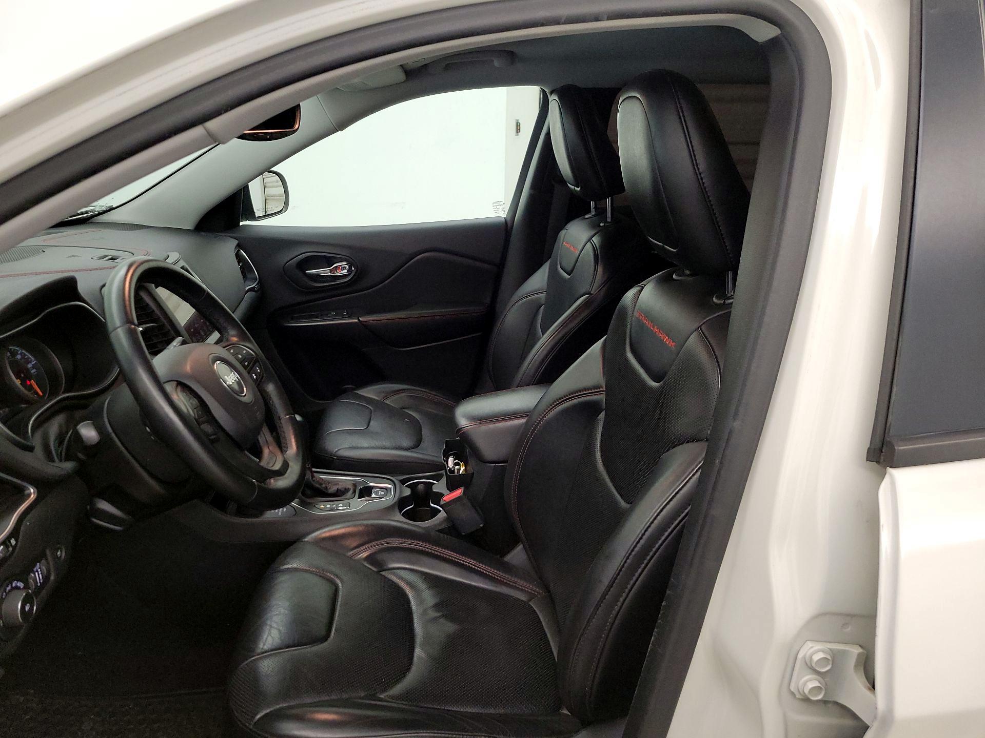 Thumbnail: 2019 Jeep Cherokee - 11