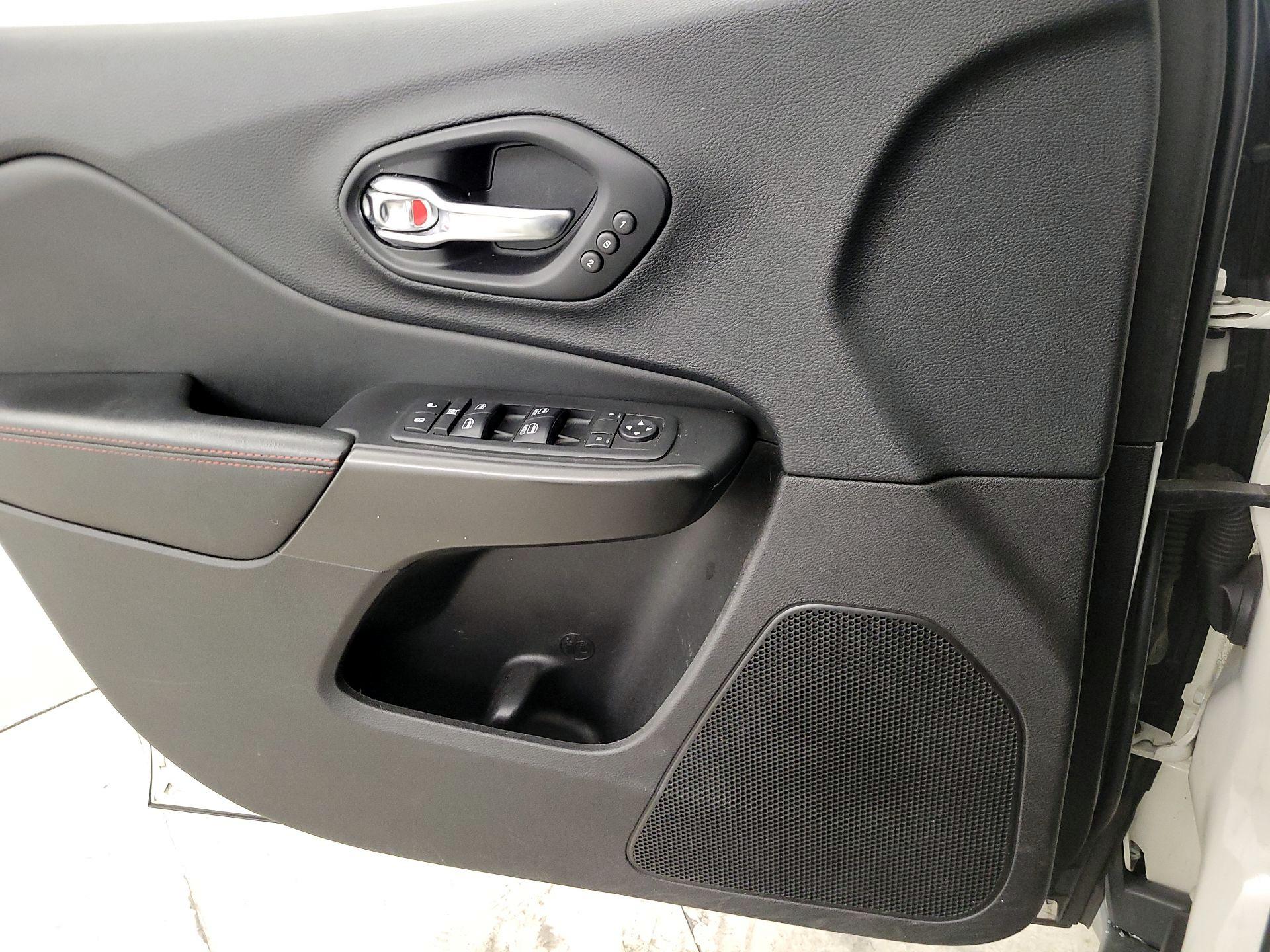 Thumbnail: 2019 Jeep Cherokee - 12