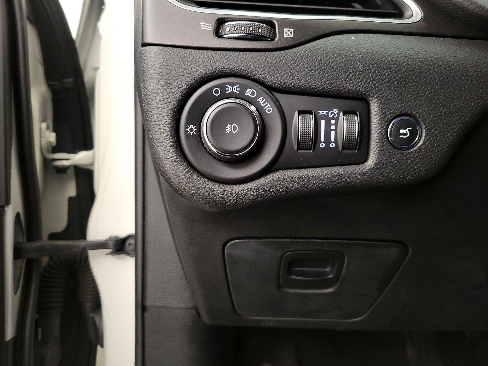 Thumbnail: 2019 Jeep Cherokee - 13