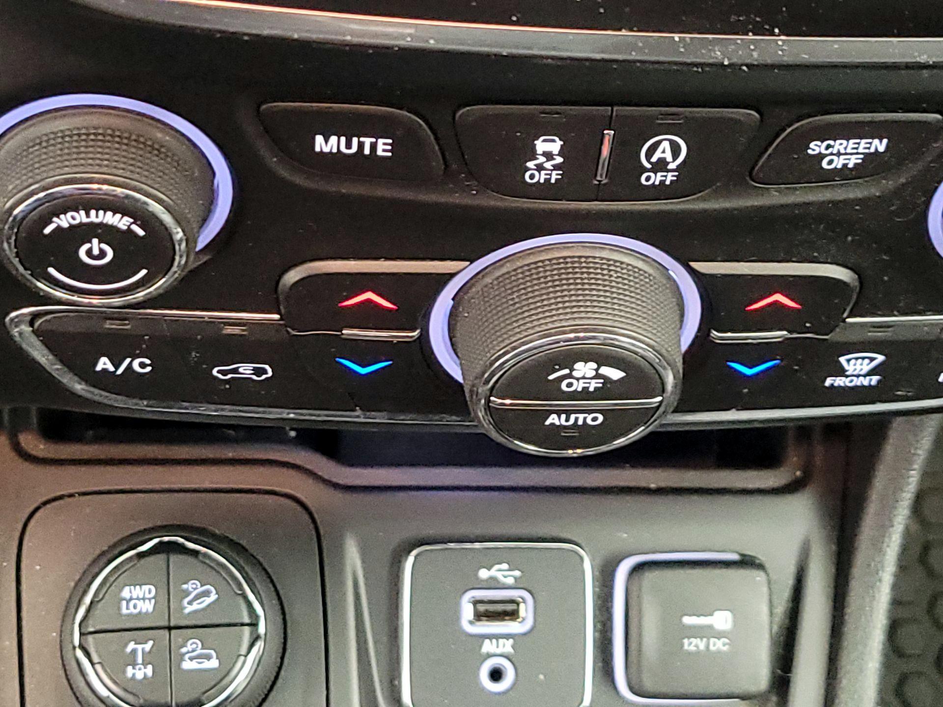 Thumbnail: 2019 Jeep Cherokee - 18