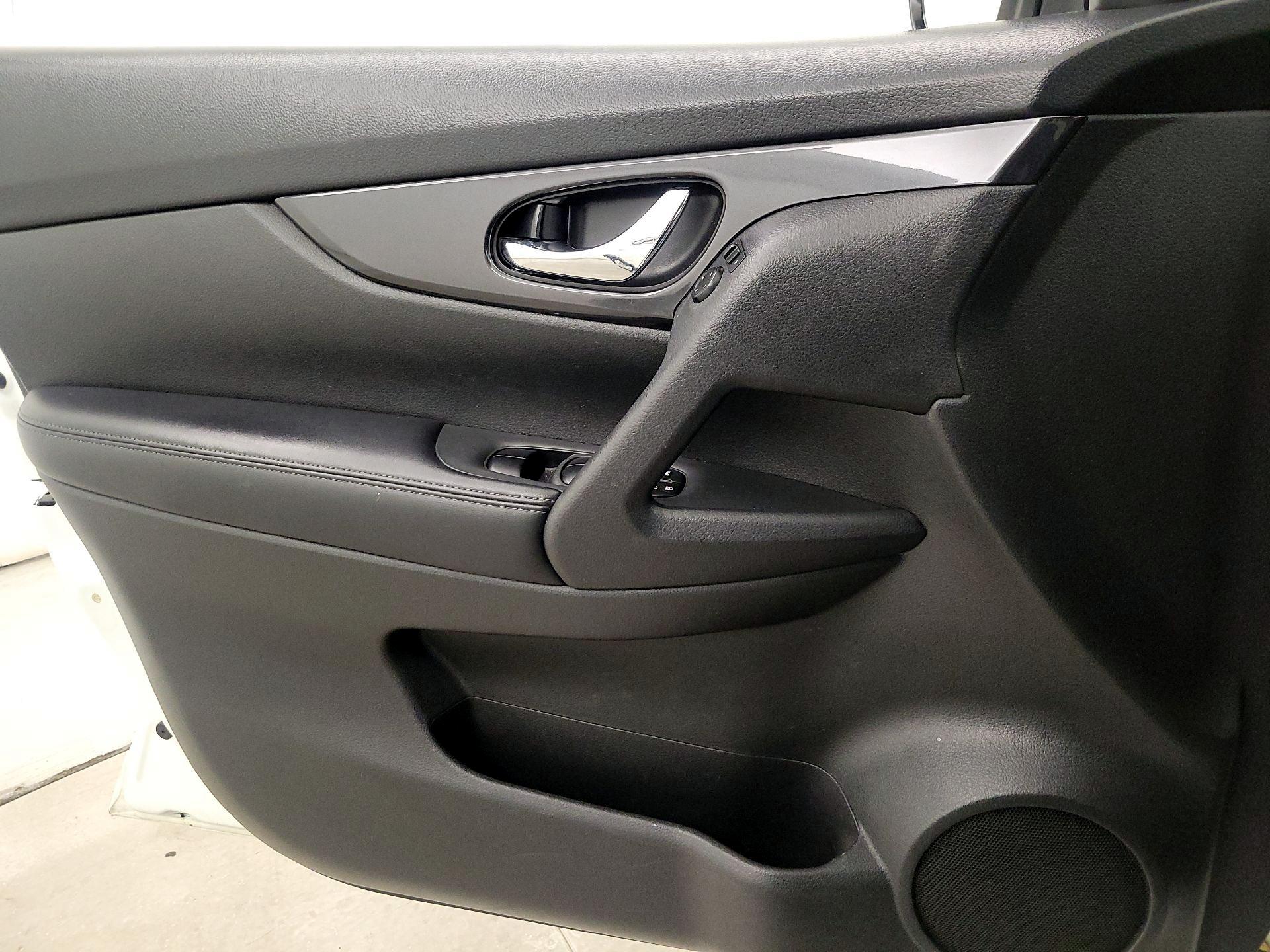 Thumbnail: 2017 Nissan Rogue - 12