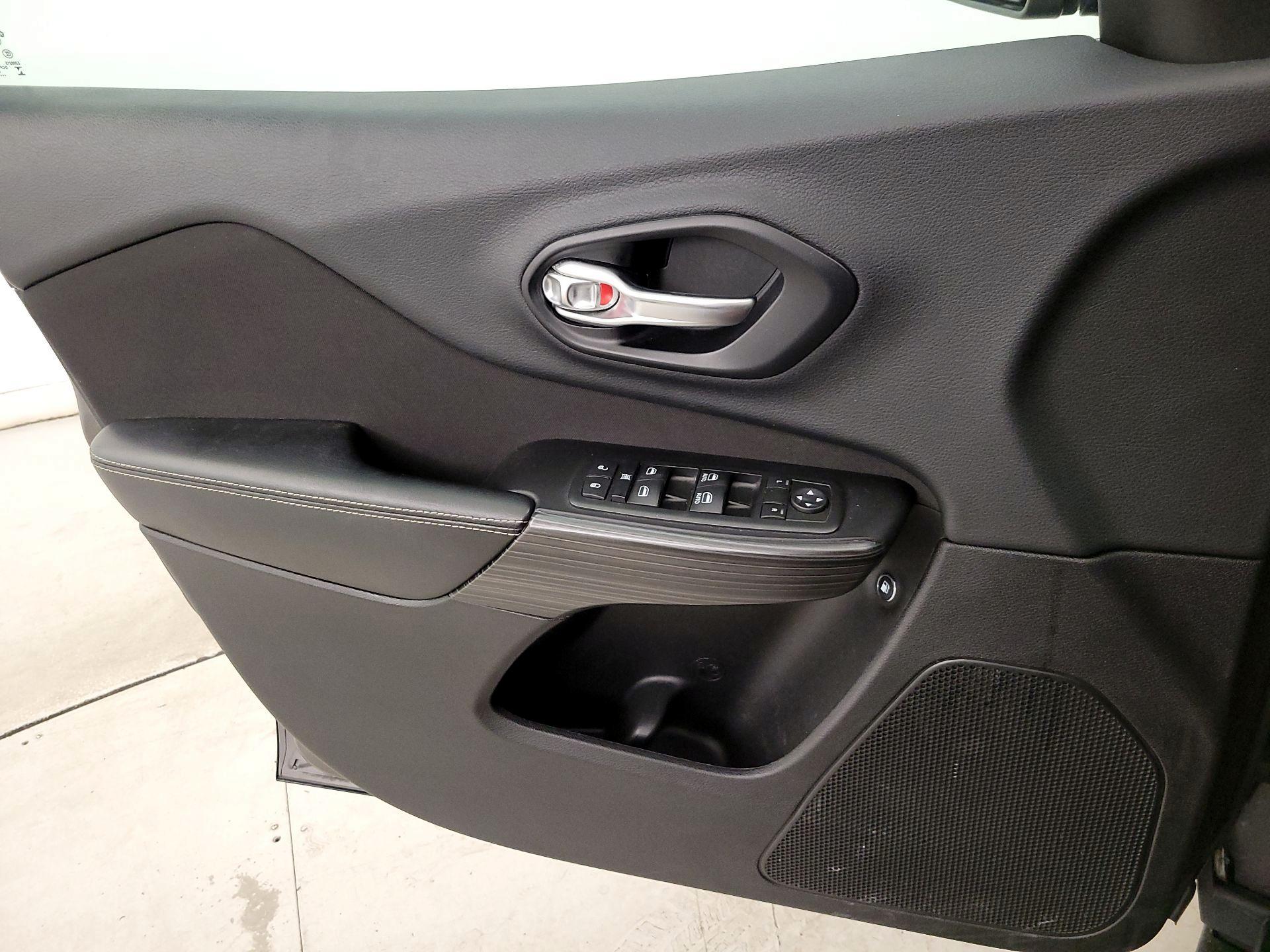 Thumbnail: 2015 Jeep Cherokee - 12