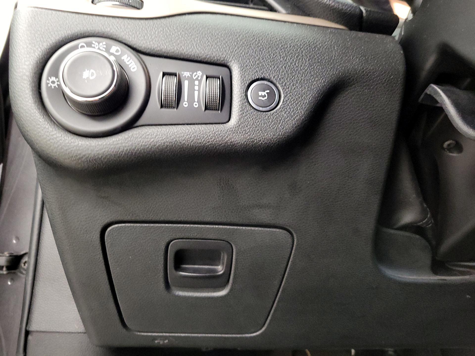 Thumbnail: 2015 Jeep Cherokee - 13