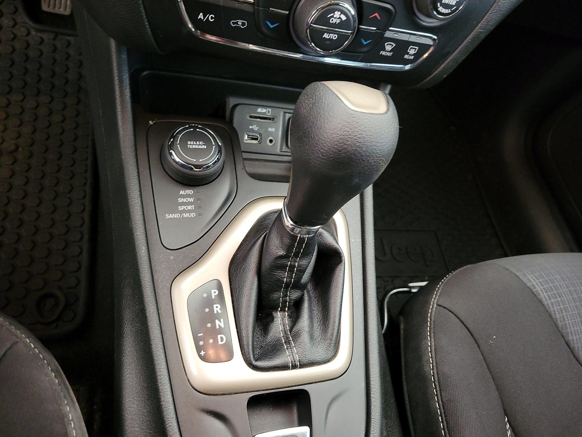 Thumbnail: 2015 Jeep Cherokee - 17