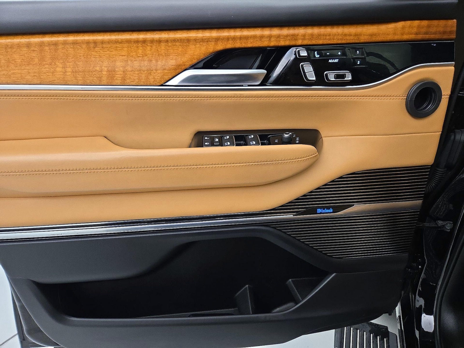 2022 Jeep Grand Wagoneer Series III - Photo 13