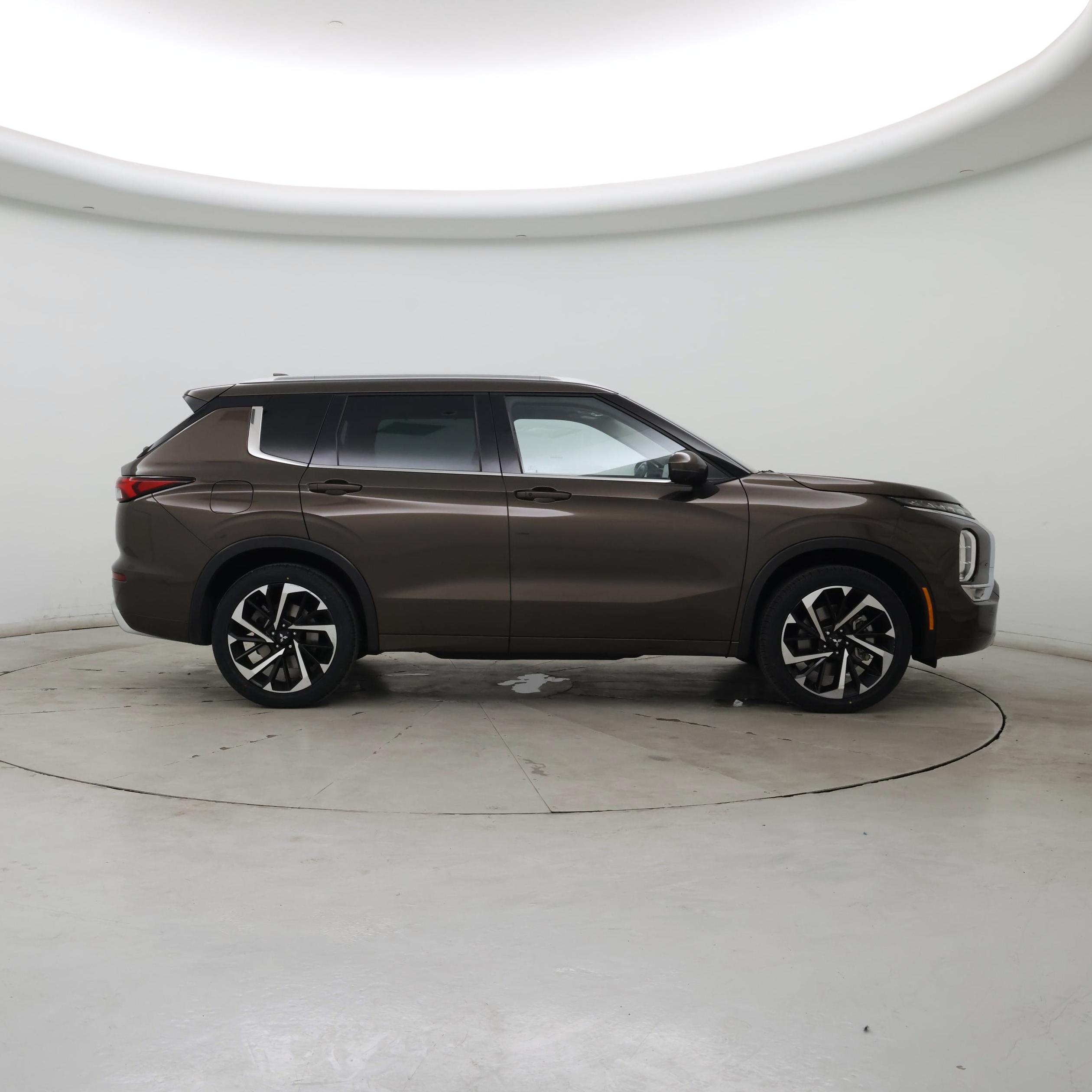 Thumbnail: 2023 Mitsubishi Outlander - 7