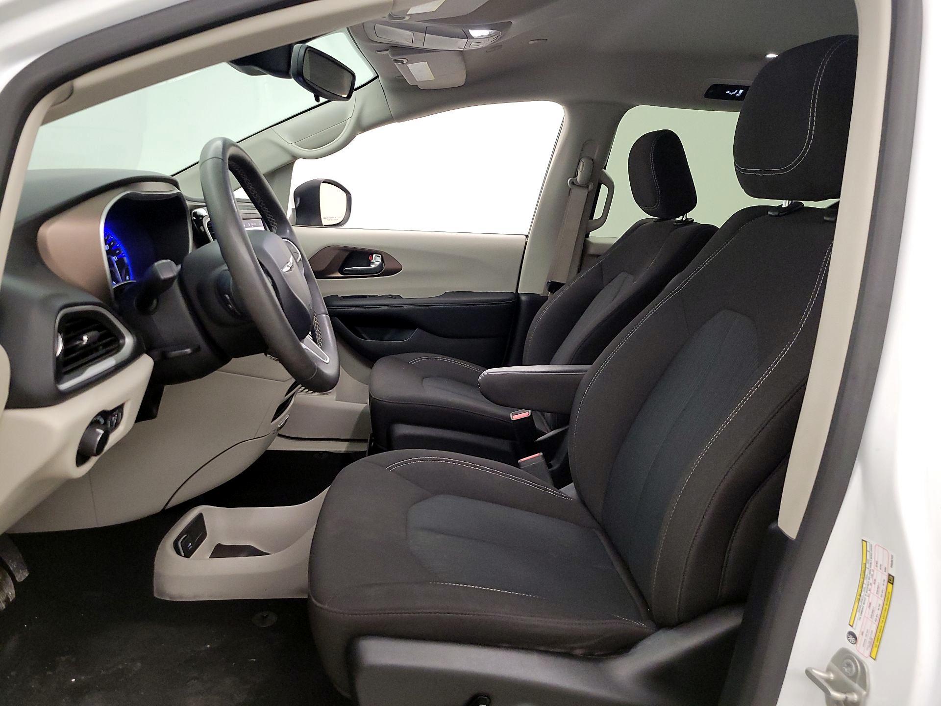 Thumbnail: 2023 Chrysler Voyager - 9