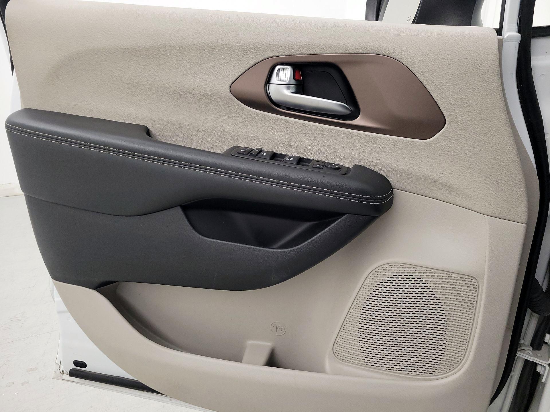 Thumbnail: 2023 Chrysler Voyager - 10