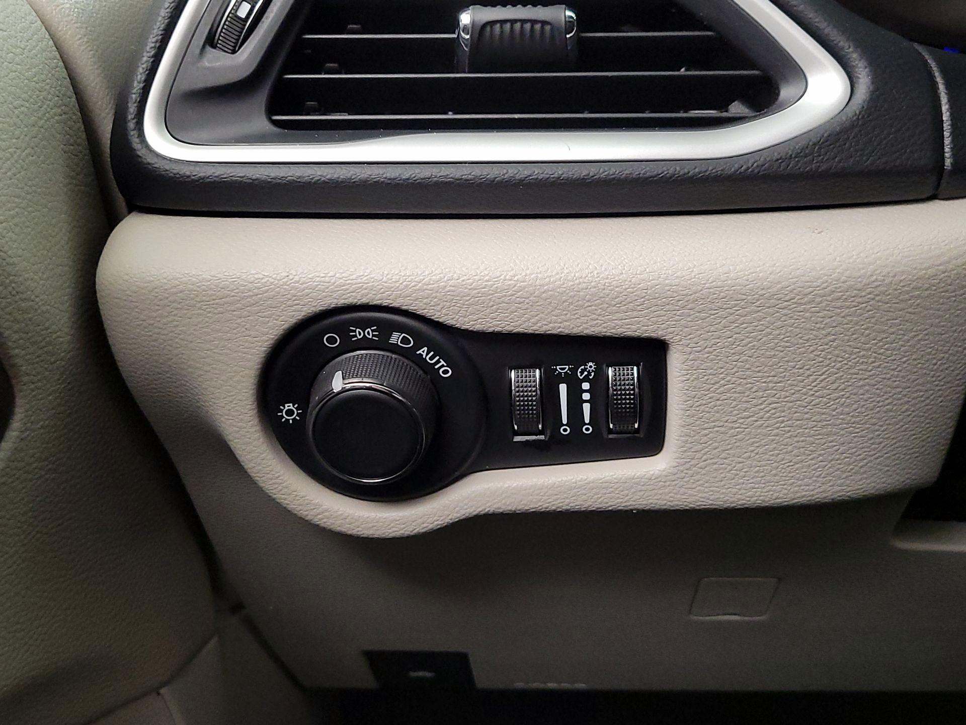 Thumbnail: 2023 Chrysler Voyager - 11