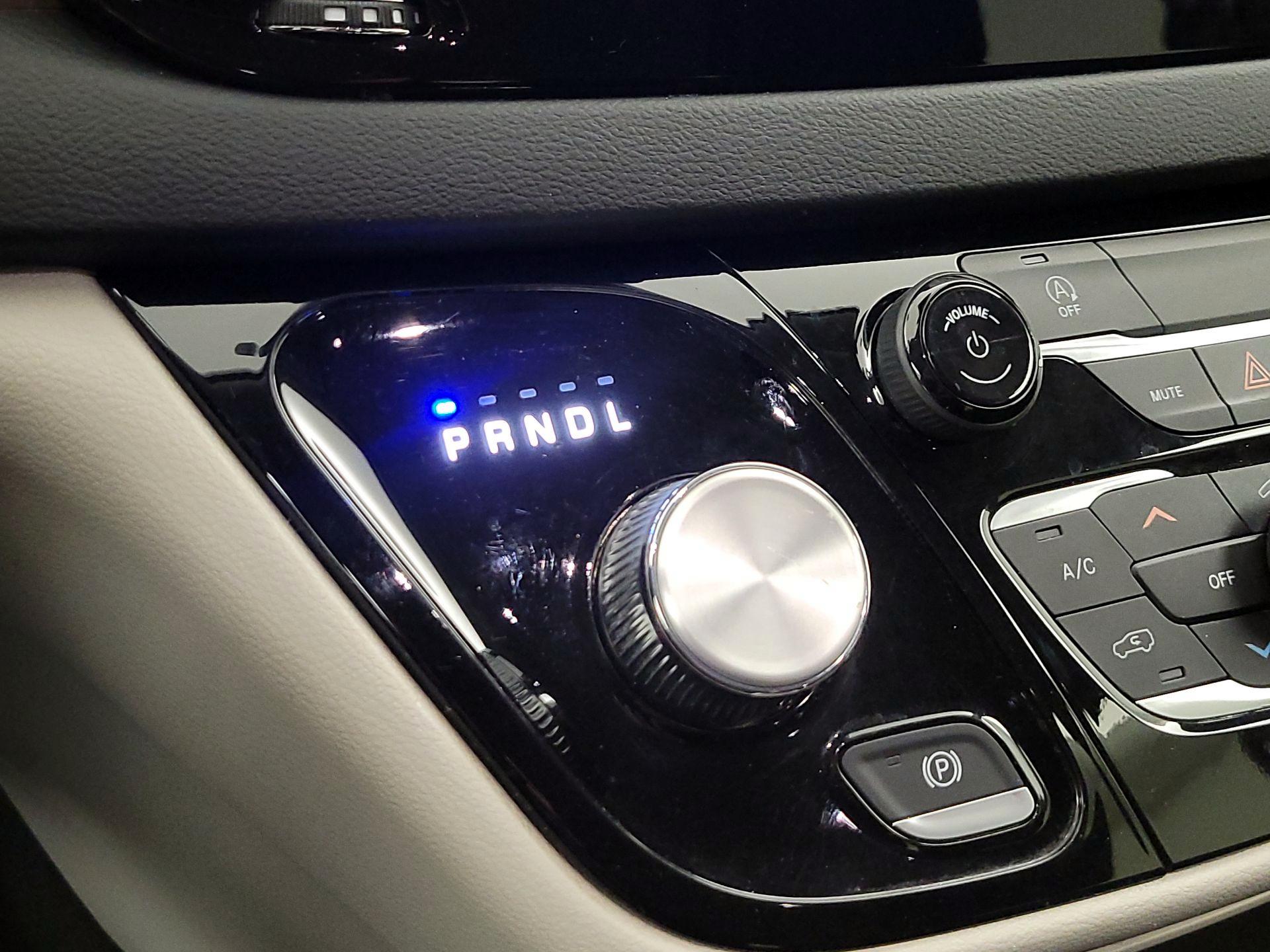 Thumbnail: 2023 Chrysler Voyager - 15