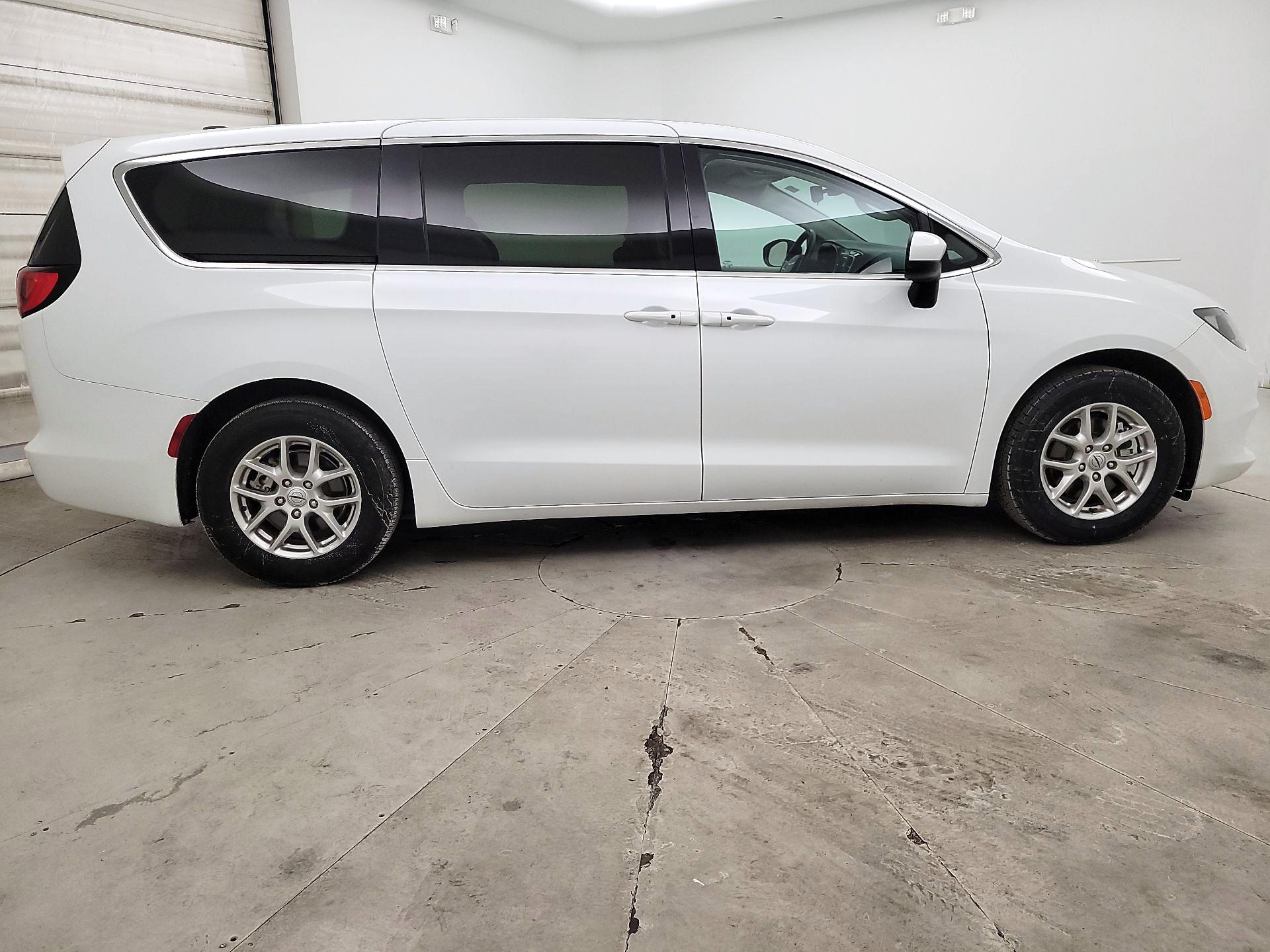 Thumbnail: 2023 Chrysler Voyager - 4