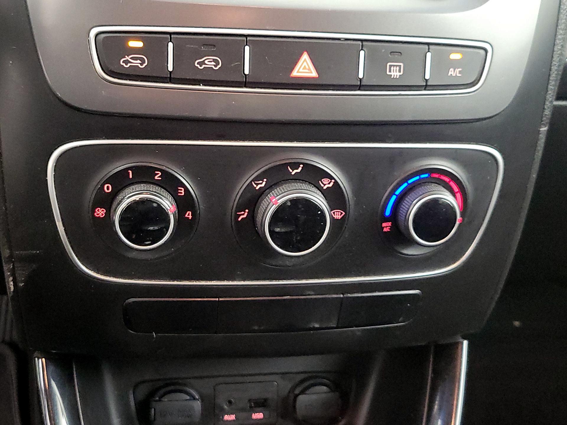 Thumbnail: 2015 Kia Sorento - 15