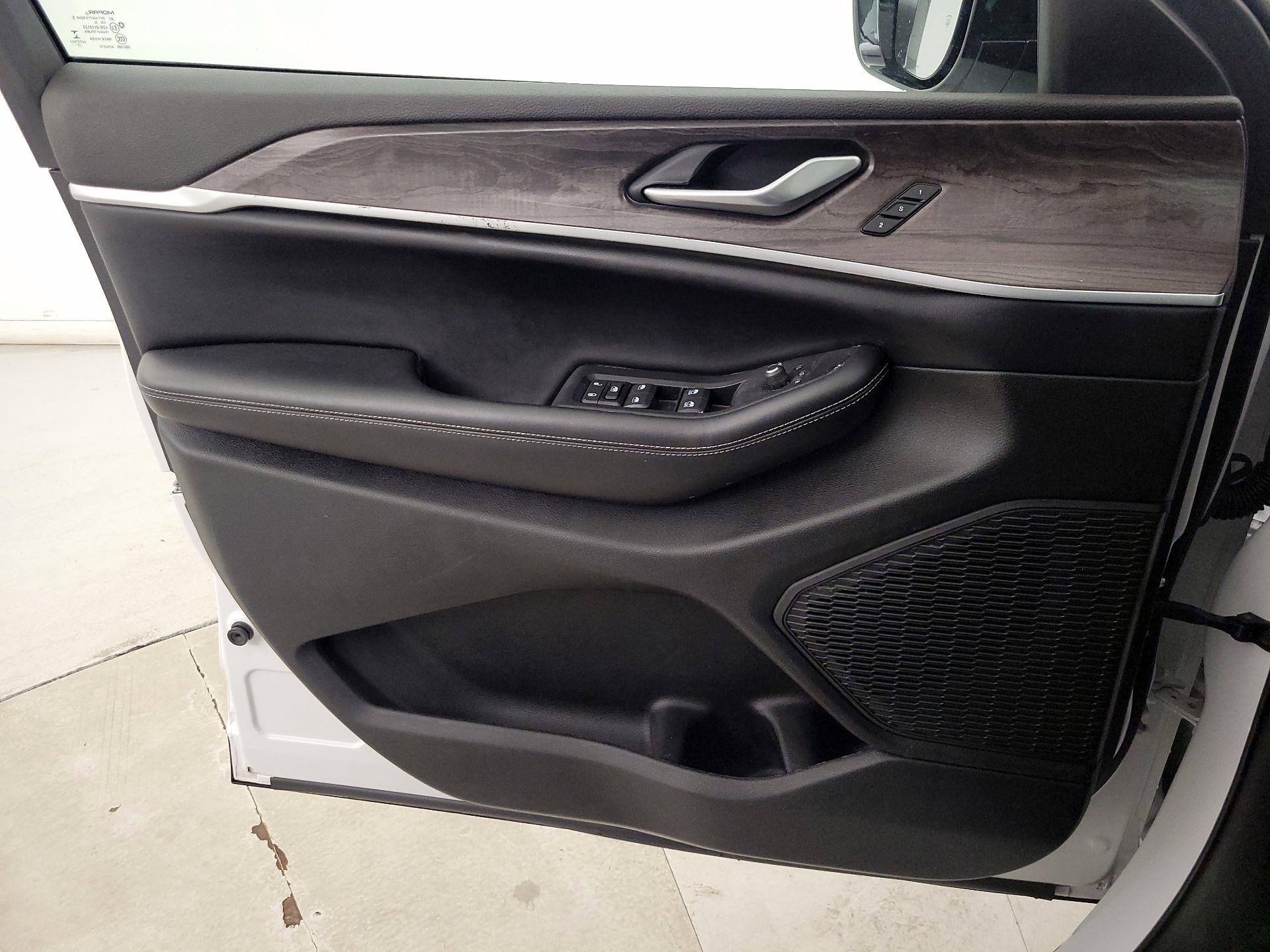 Thumbnail: 2023 Jeep Grand Cherokee - 12