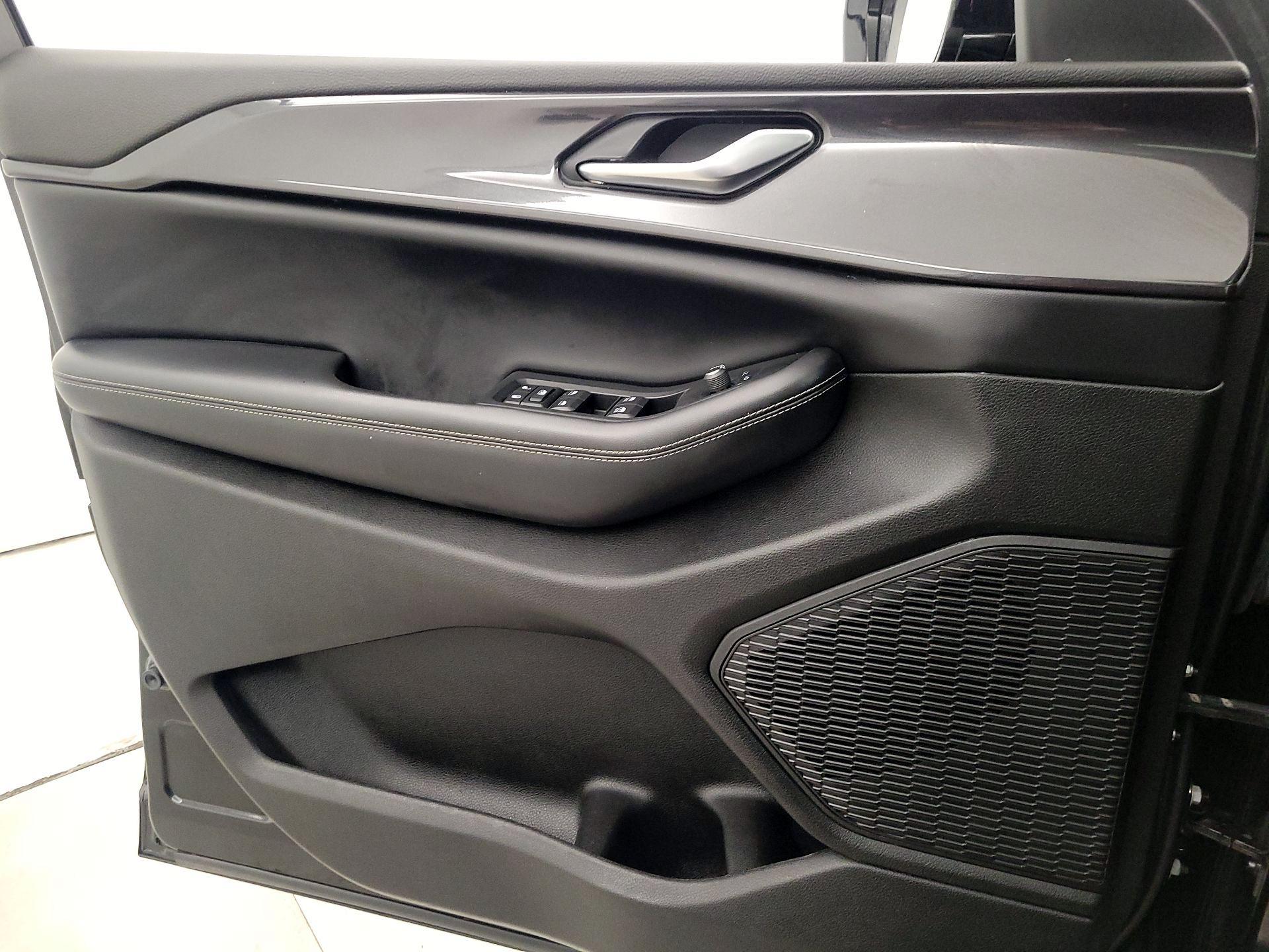 Thumbnail: 2023 Jeep Grand Cherokee - 12