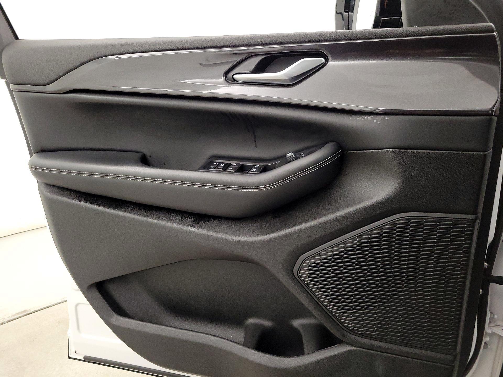 Thumbnail: 2023 Jeep Grand Cherokee - 12