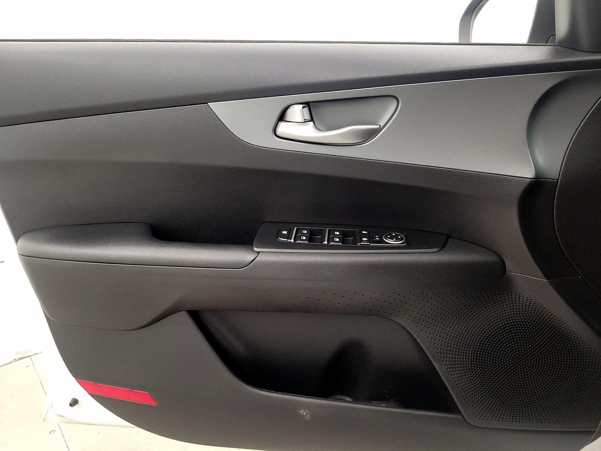 Thumbnail: 2021 Kia Forte - 12