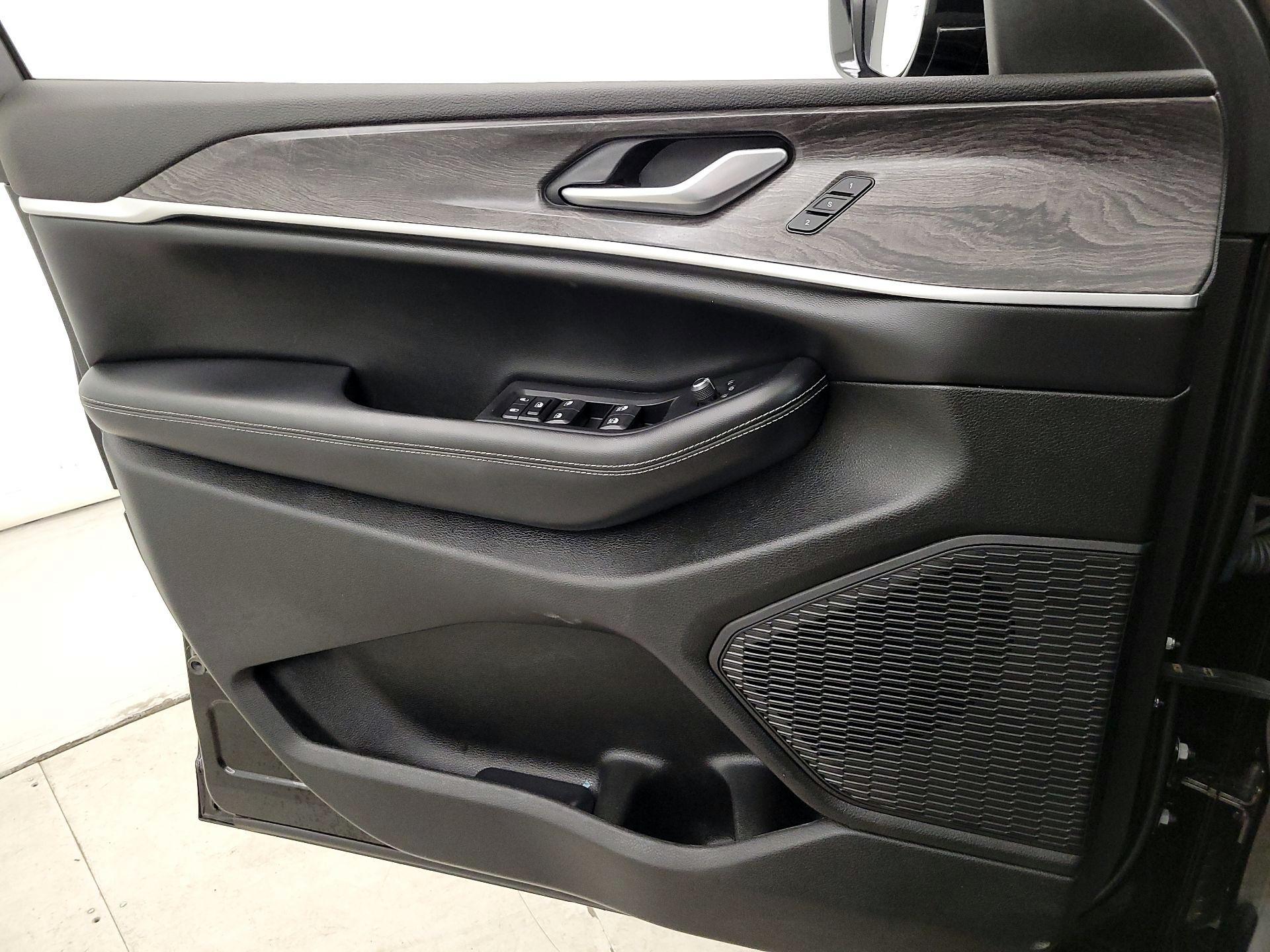 Thumbnail: 2023 Jeep Grand Cherokee - 12