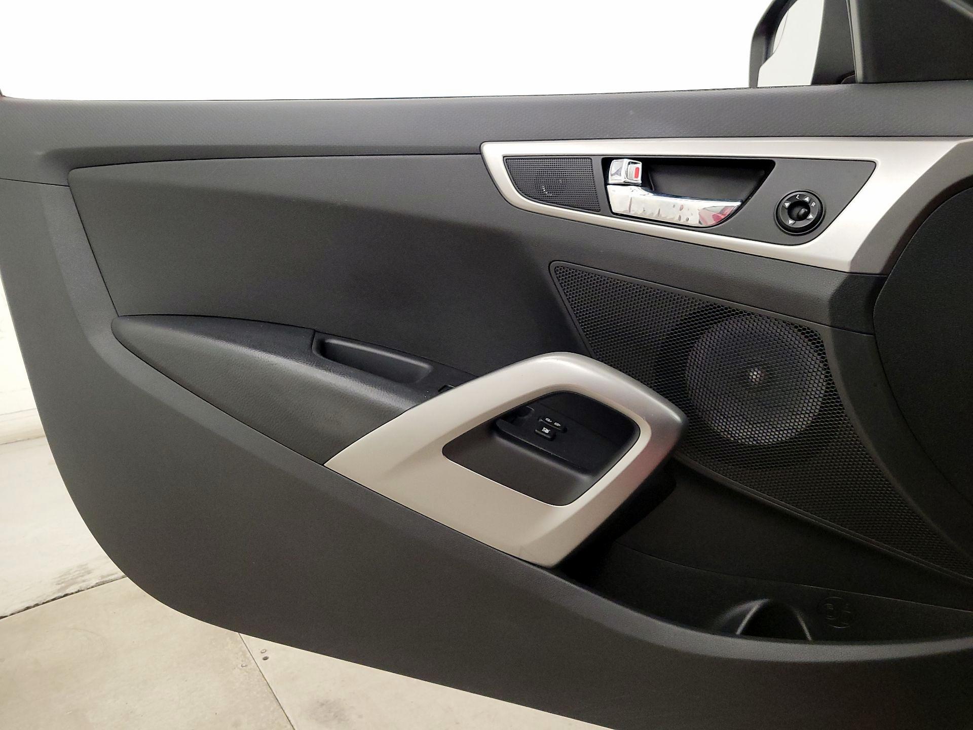 Thumbnail: 2016 Hyundai Veloster - 12