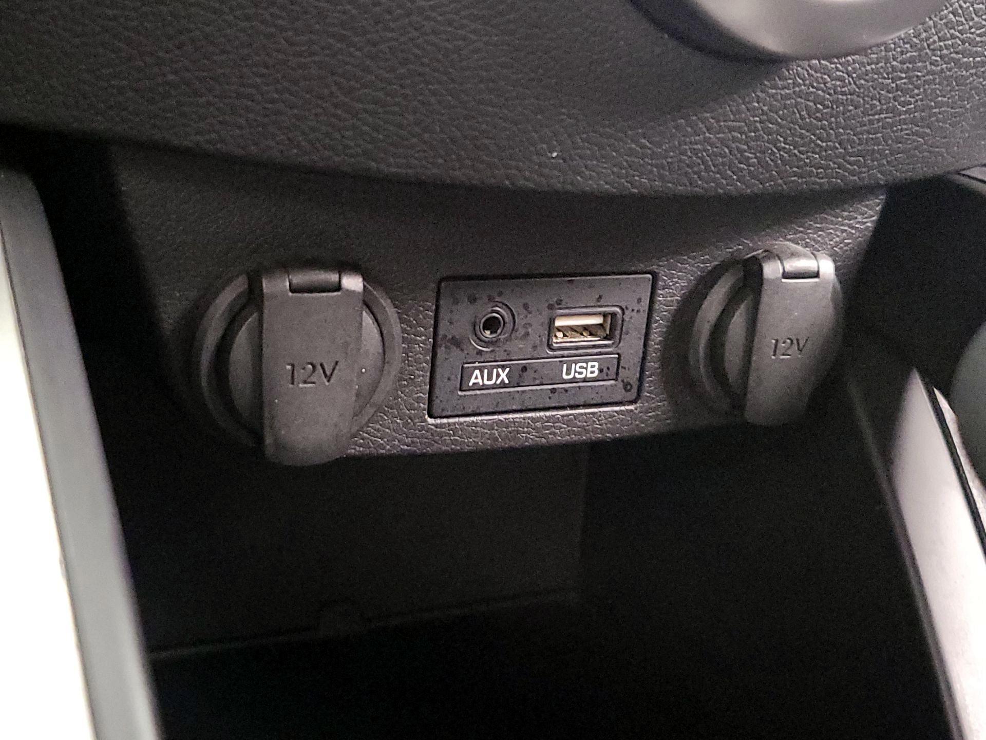 Thumbnail: 2016 Hyundai Veloster - 18