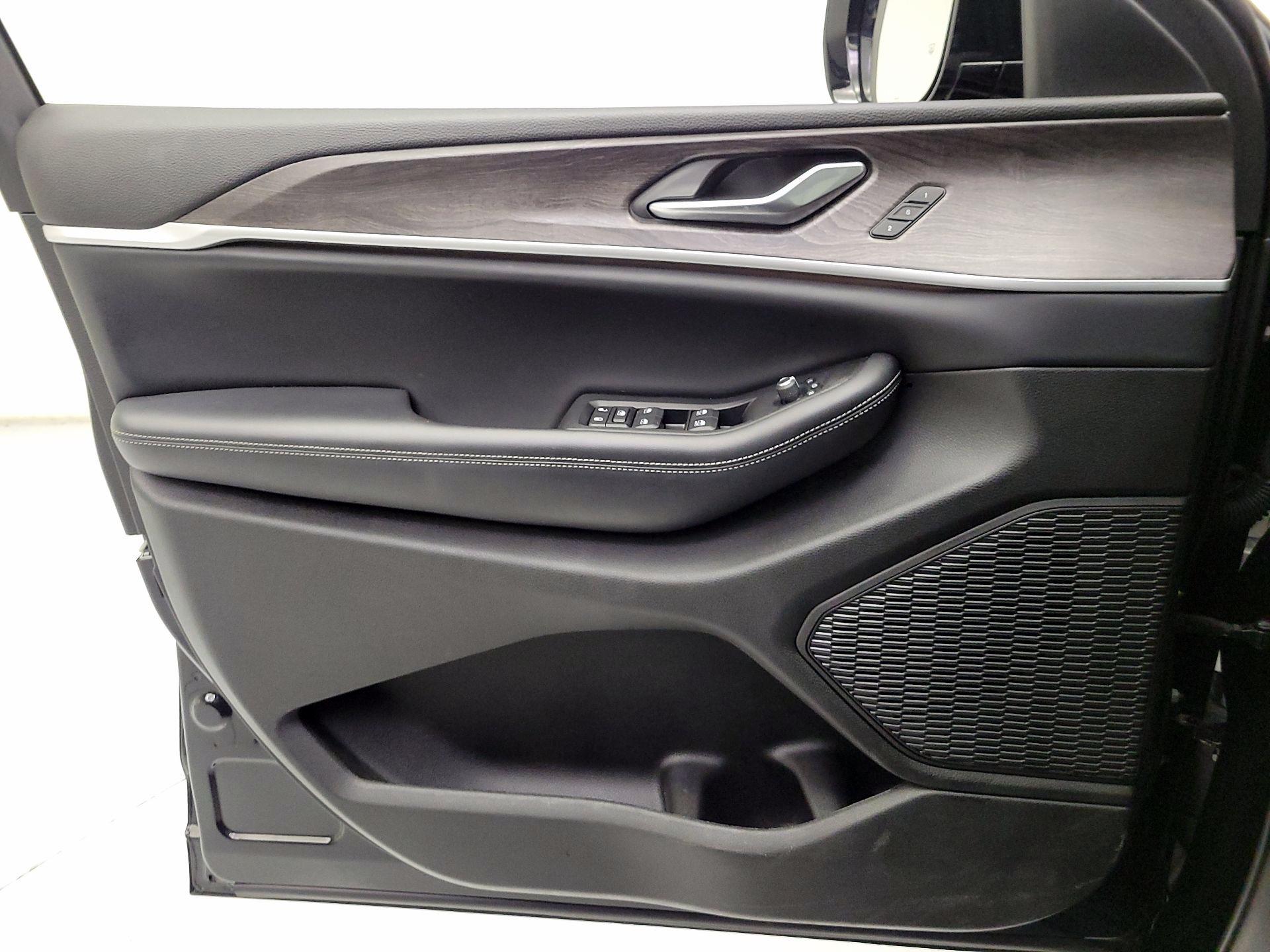 Thumbnail: 2023 Jeep Grand Cherokee - 10