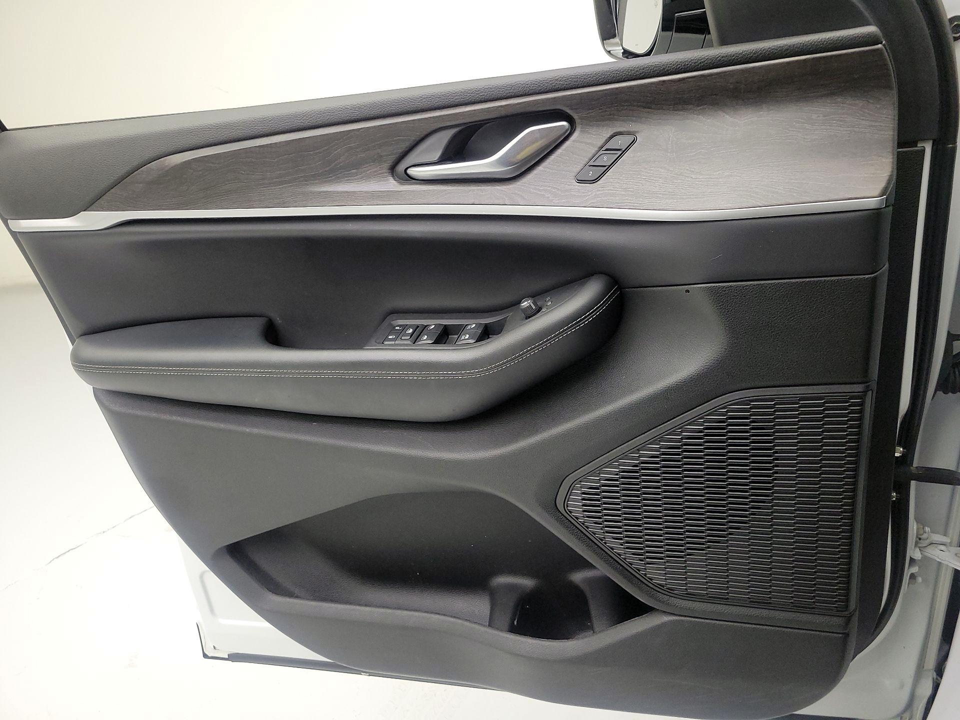 Thumbnail: 2023 Jeep Grand Cherokee L - 10