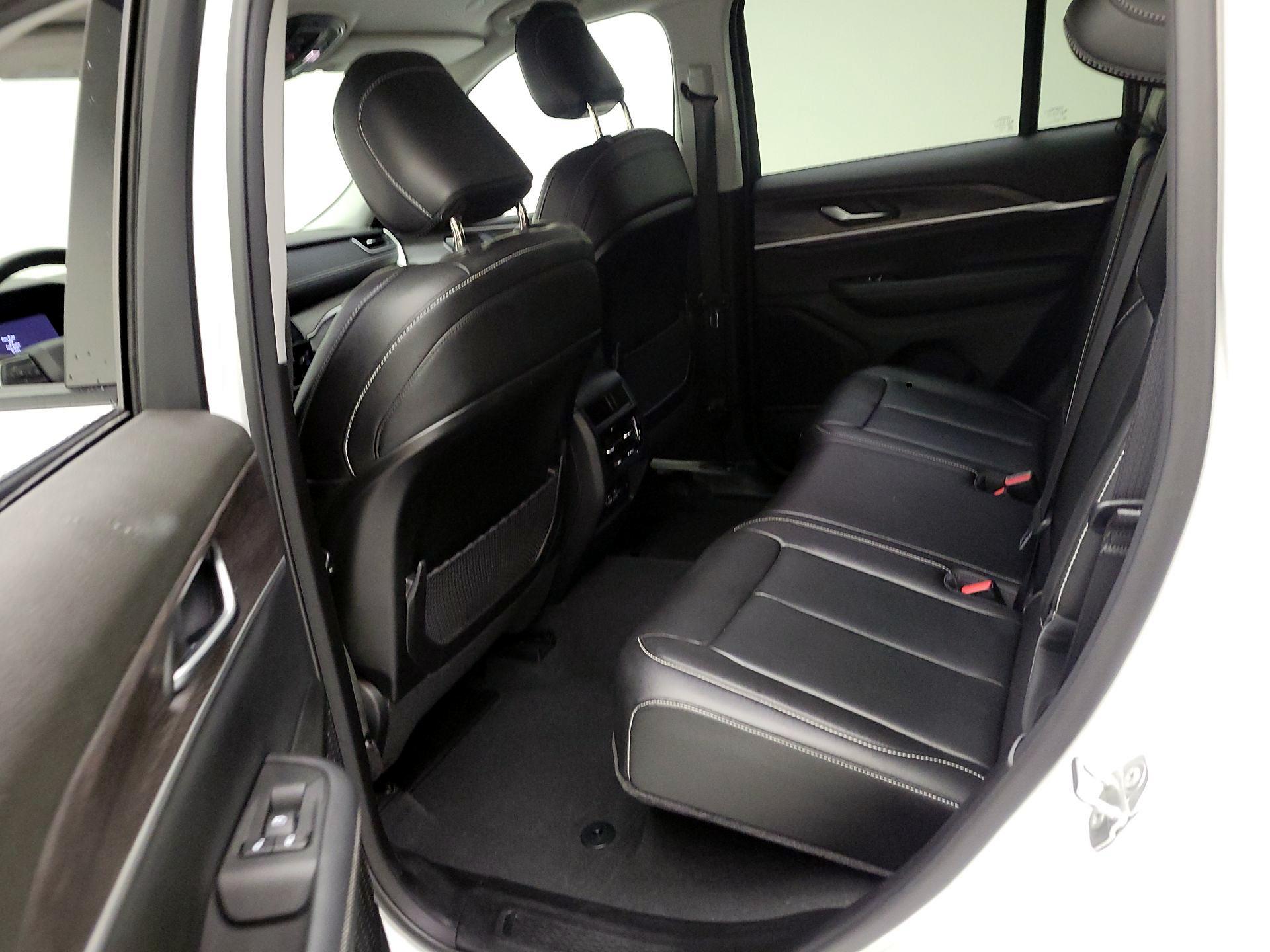 Thumbnail: 2023 Jeep Grand Cherokee - 17