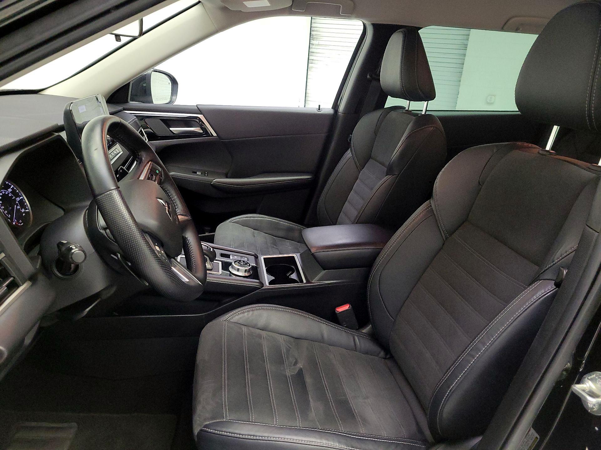 Thumbnail: 2023 Mitsubishi Outlander - 11