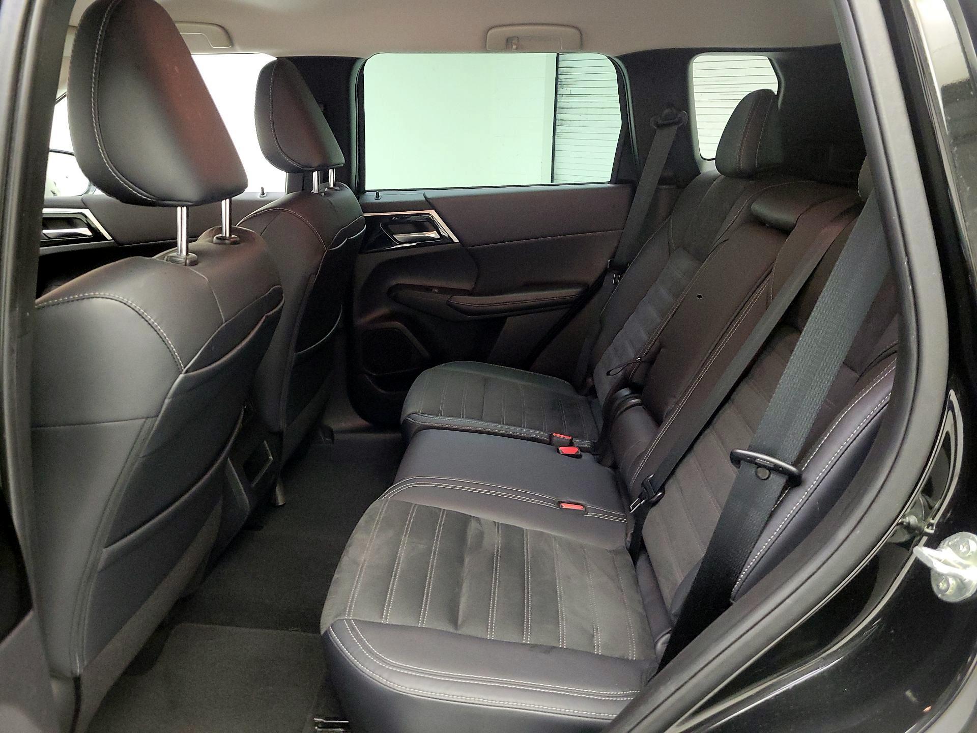 Thumbnail: 2023 Mitsubishi Outlander - 20