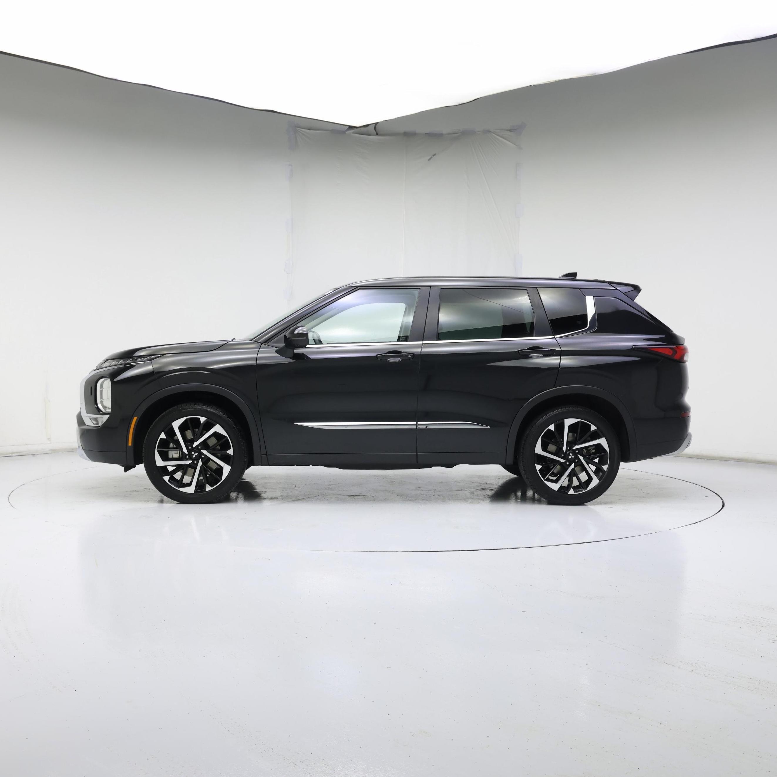 Thumbnail: 2023 Mitsubishi Outlander - 3