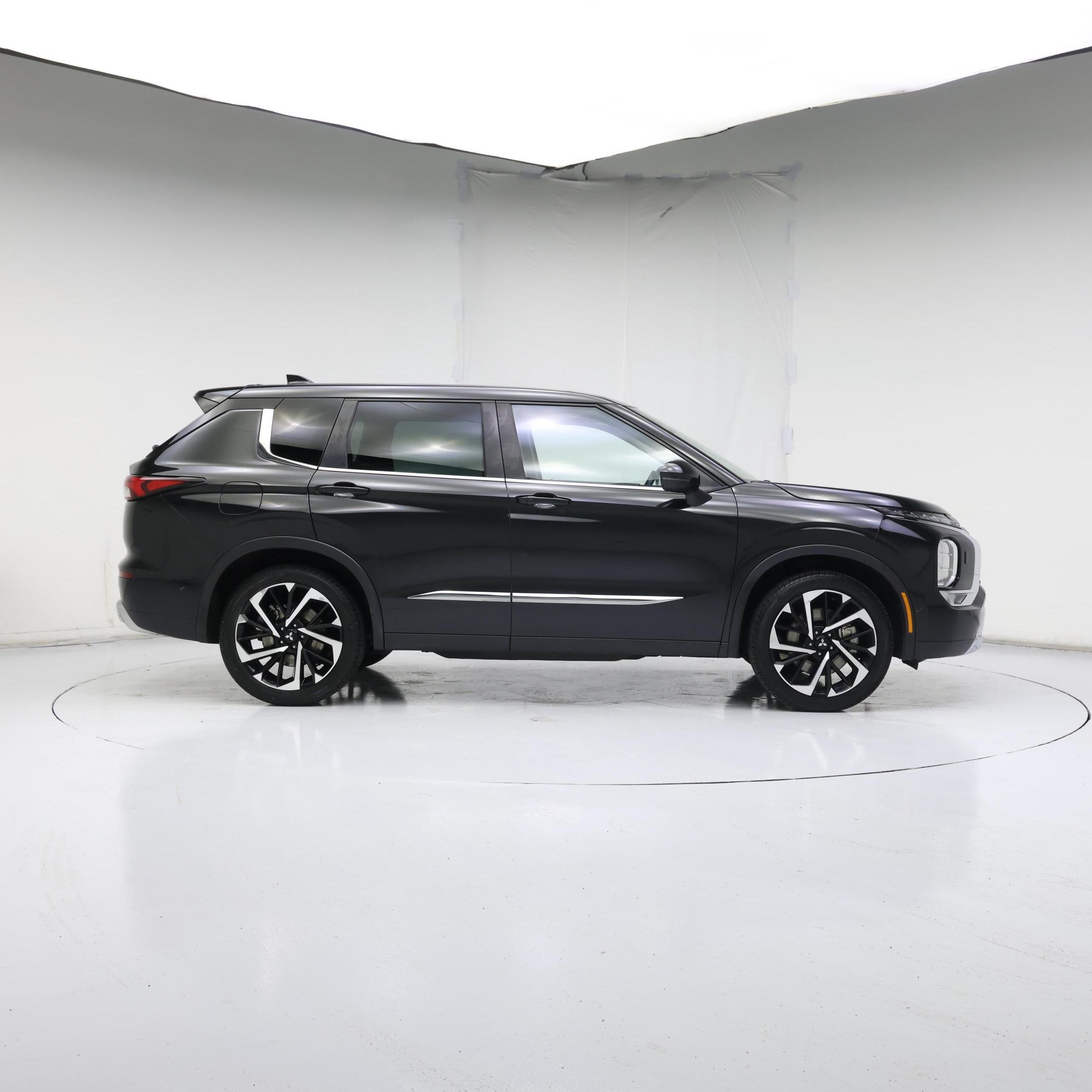 Thumbnail: 2023 Mitsubishi Outlander - 7