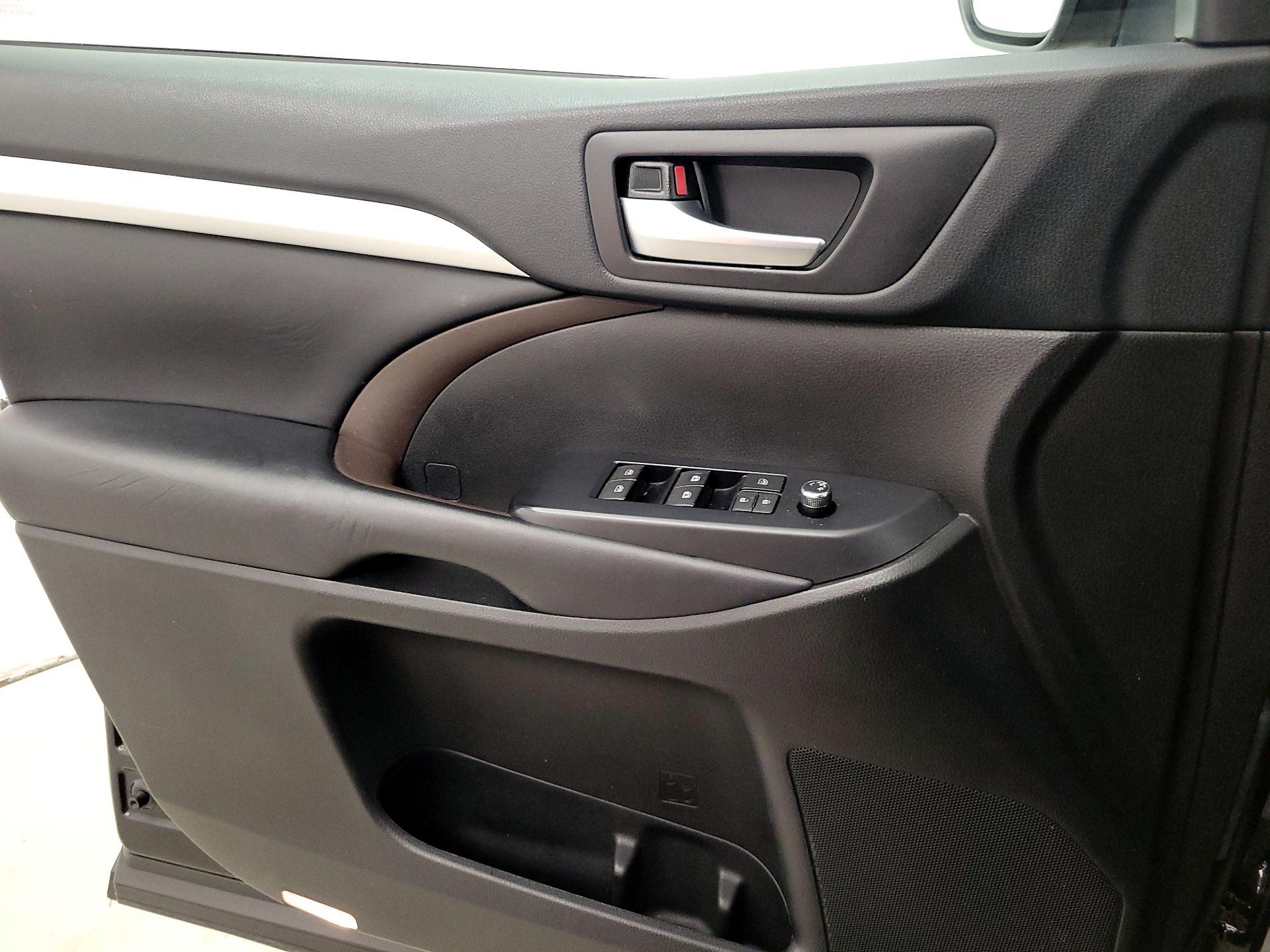 Thumbnail: 2019 Toyota Highlander - 12