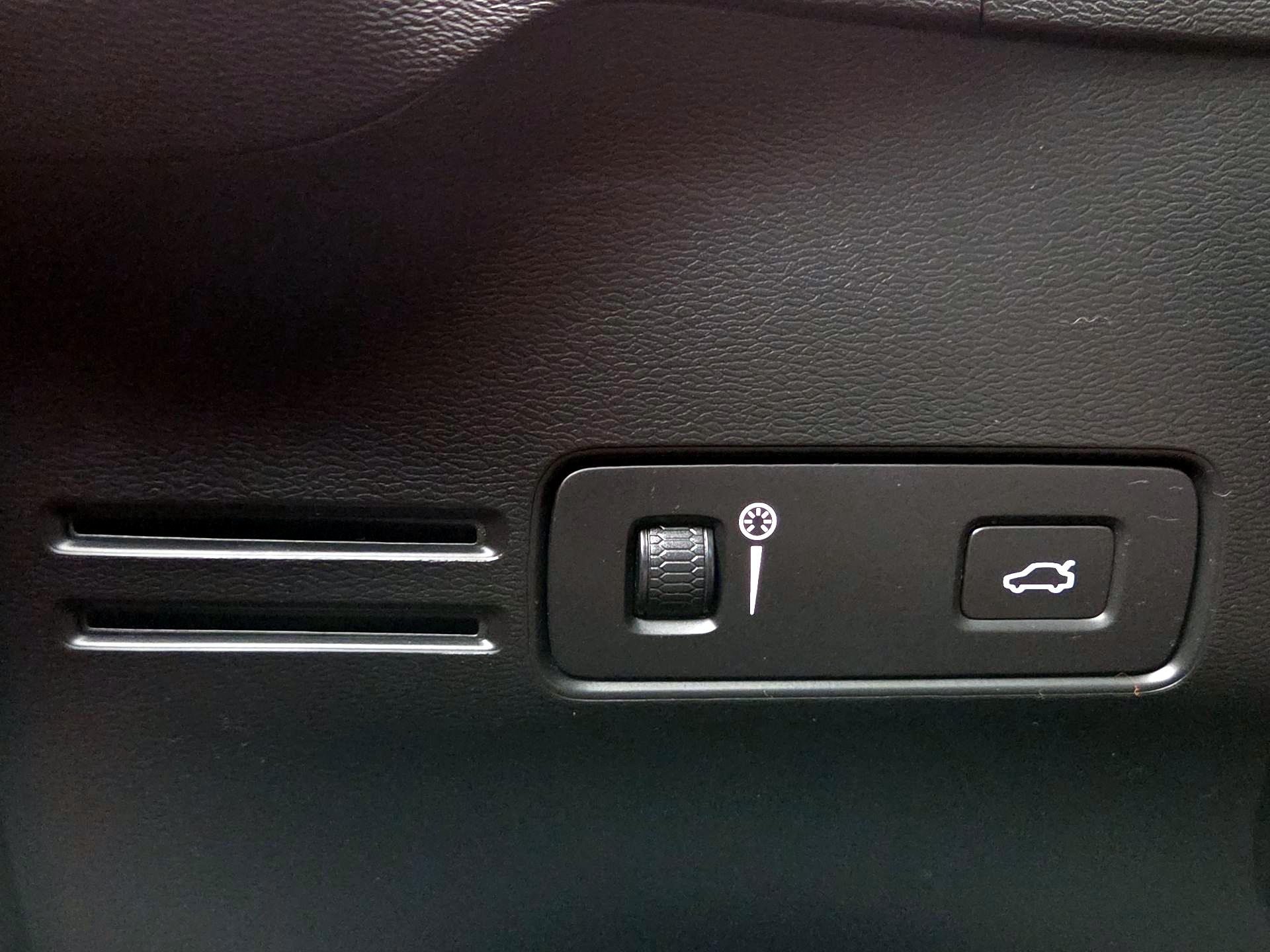 Thumbnail: 2019 Volvo XC40 - 13