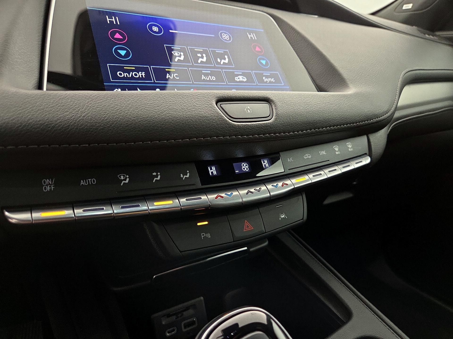 Thumbnail: 2023 Cadillac XT4 - 17