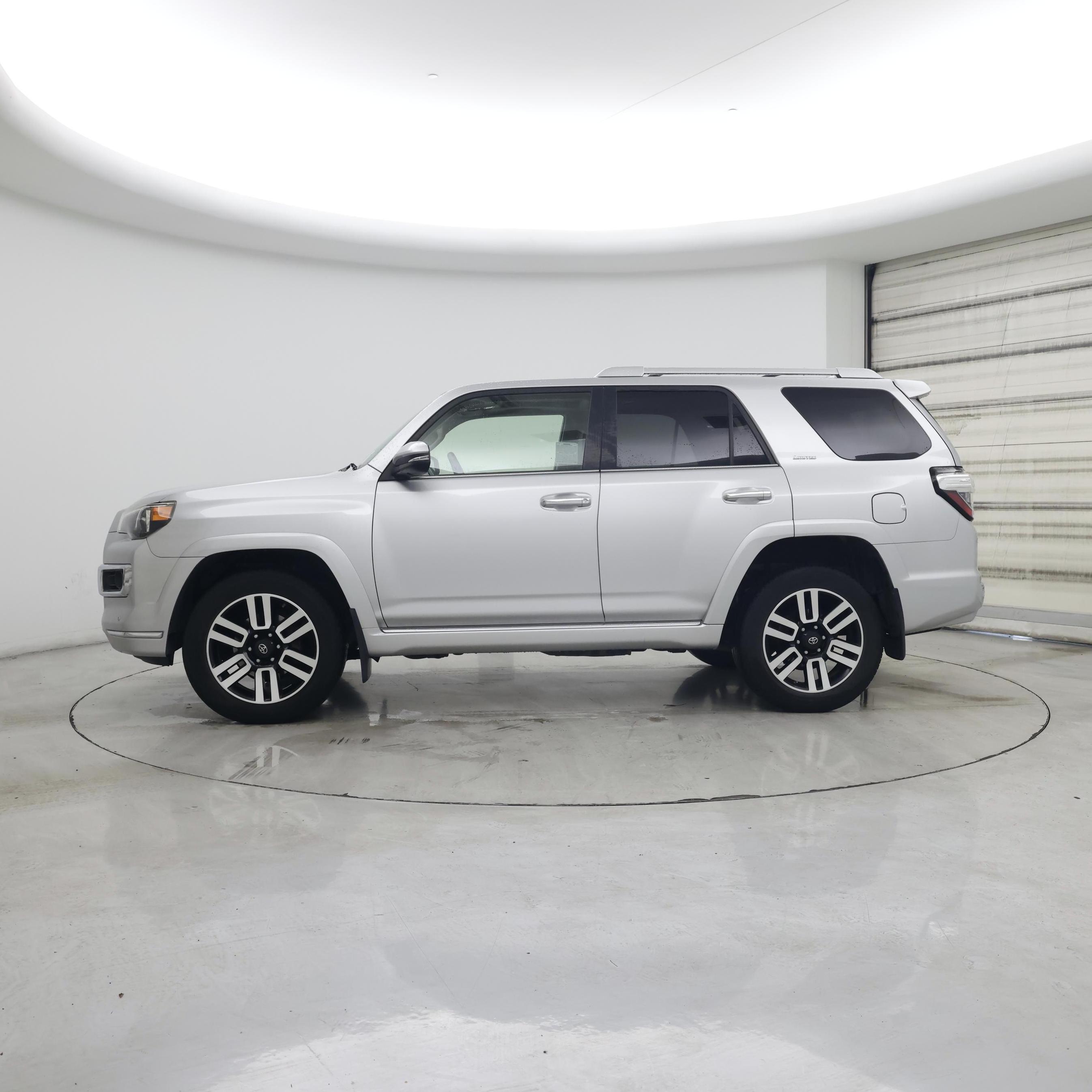 Thumbnail: 2015 Toyota 4Runner - 3