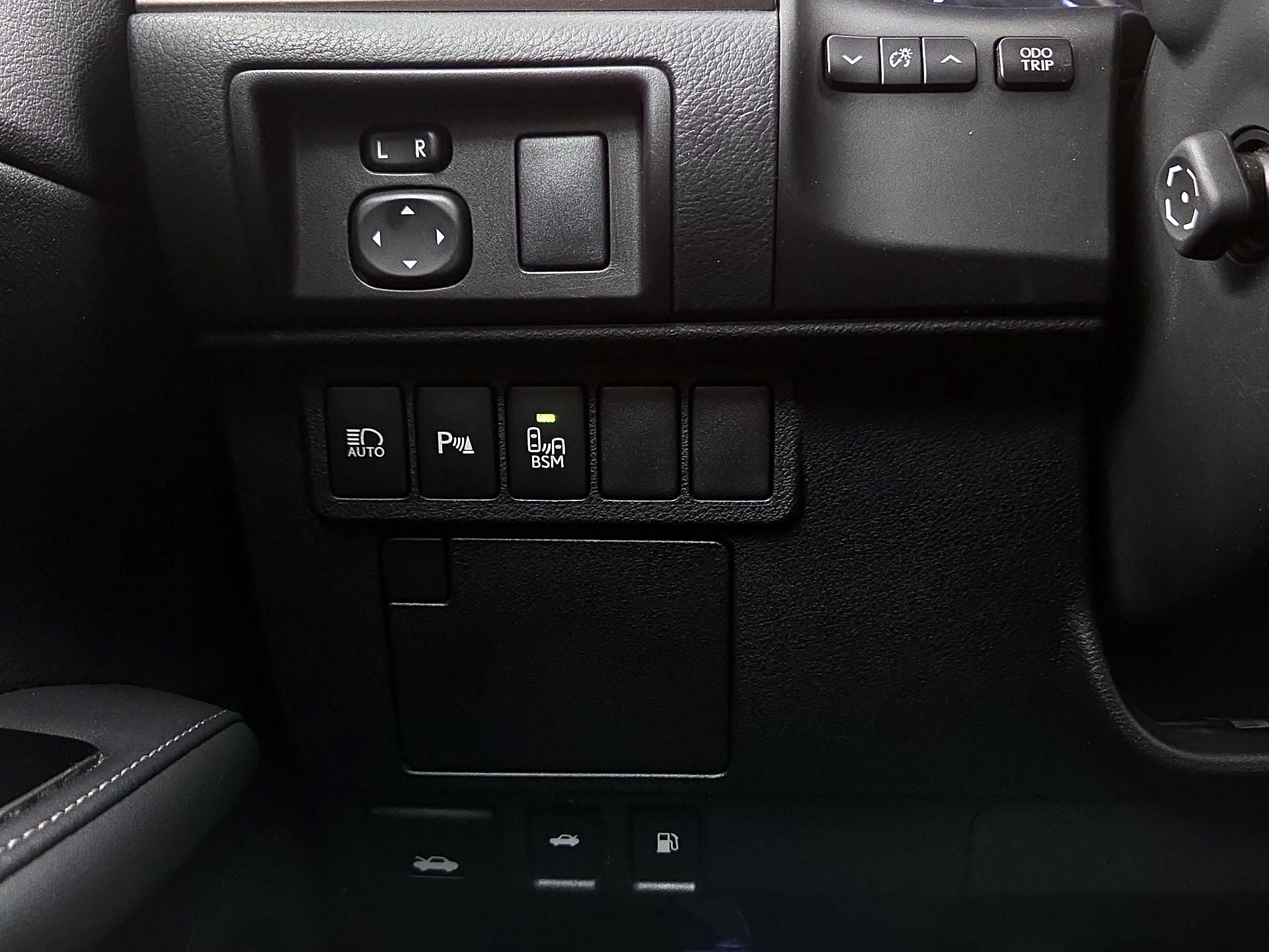 Thumbnail: 2017 Lexus ES - 13