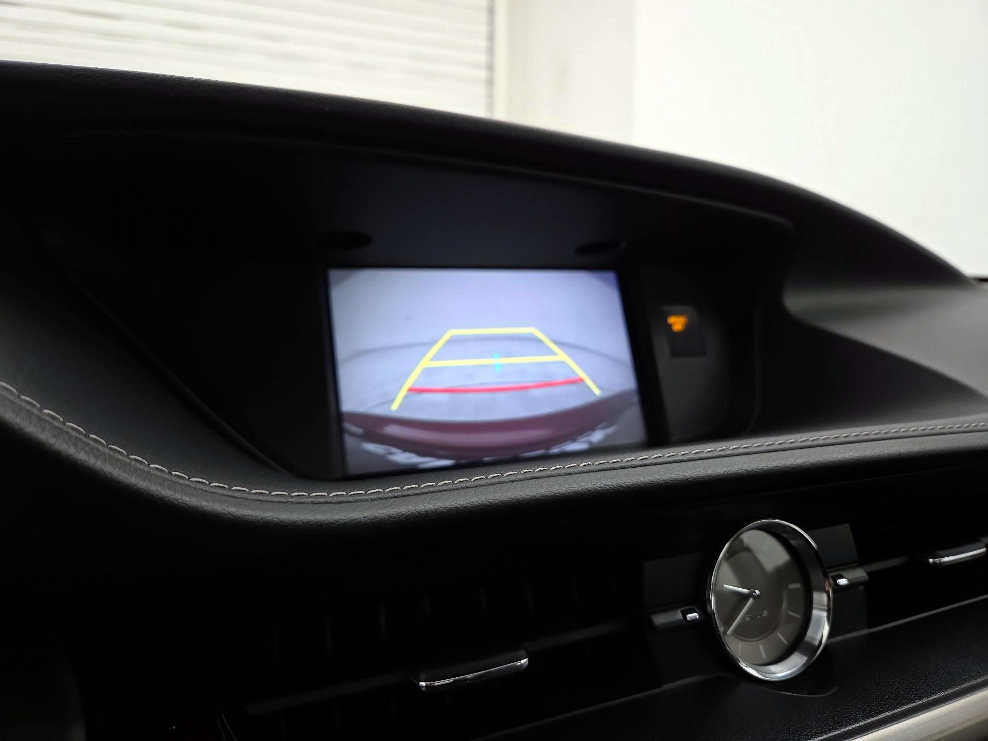 Thumbnail: 2017 Lexus ES - 15