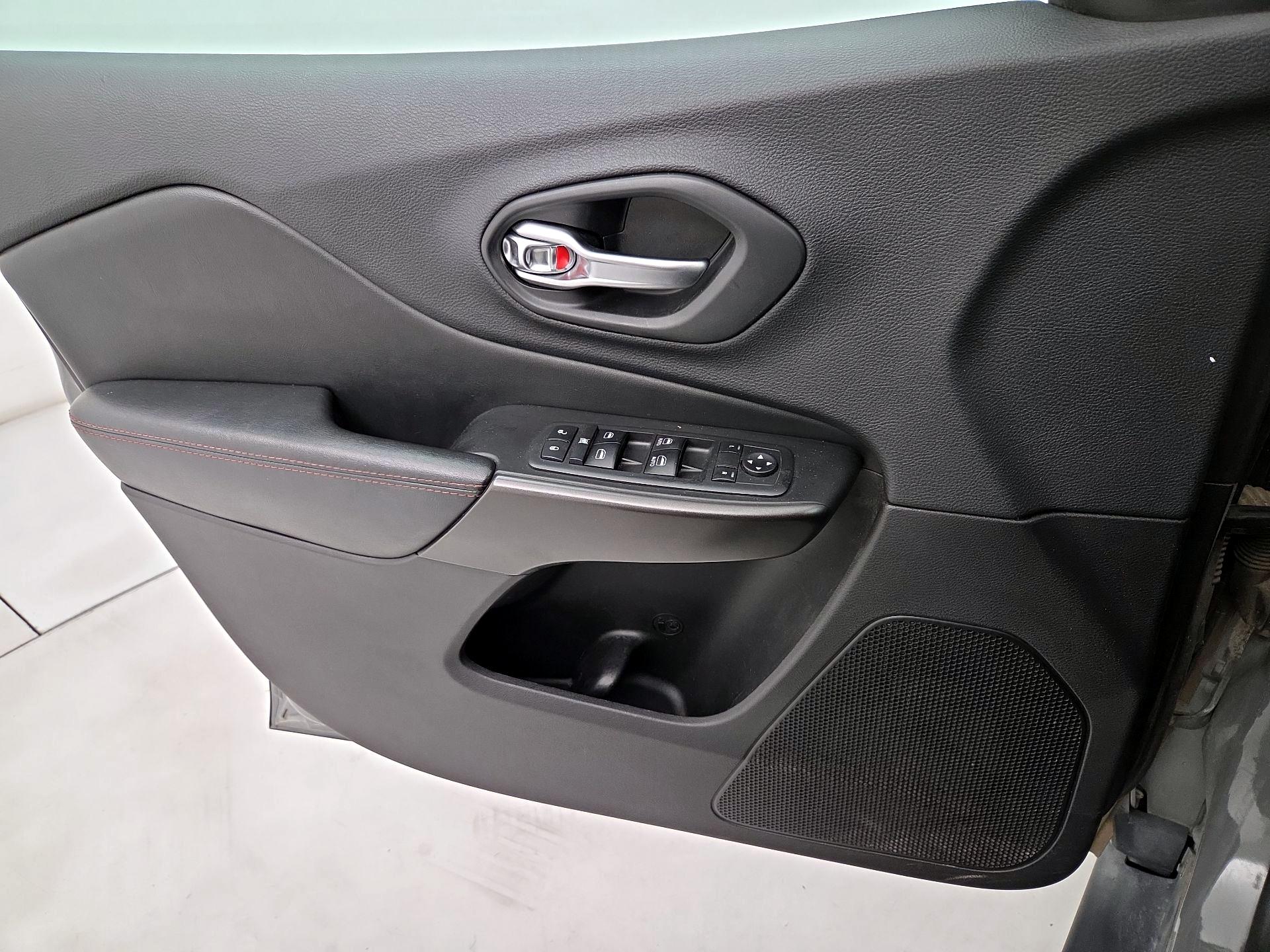 Thumbnail: 2019 Jeep Cherokee - 12