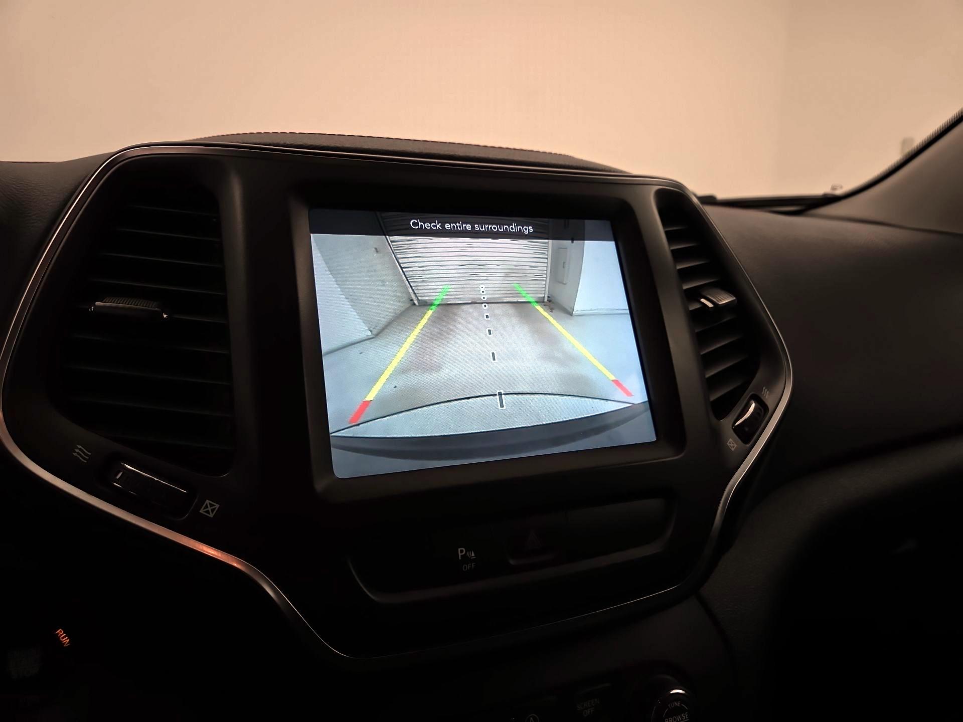 Thumbnail: 2019 Jeep Cherokee - 14