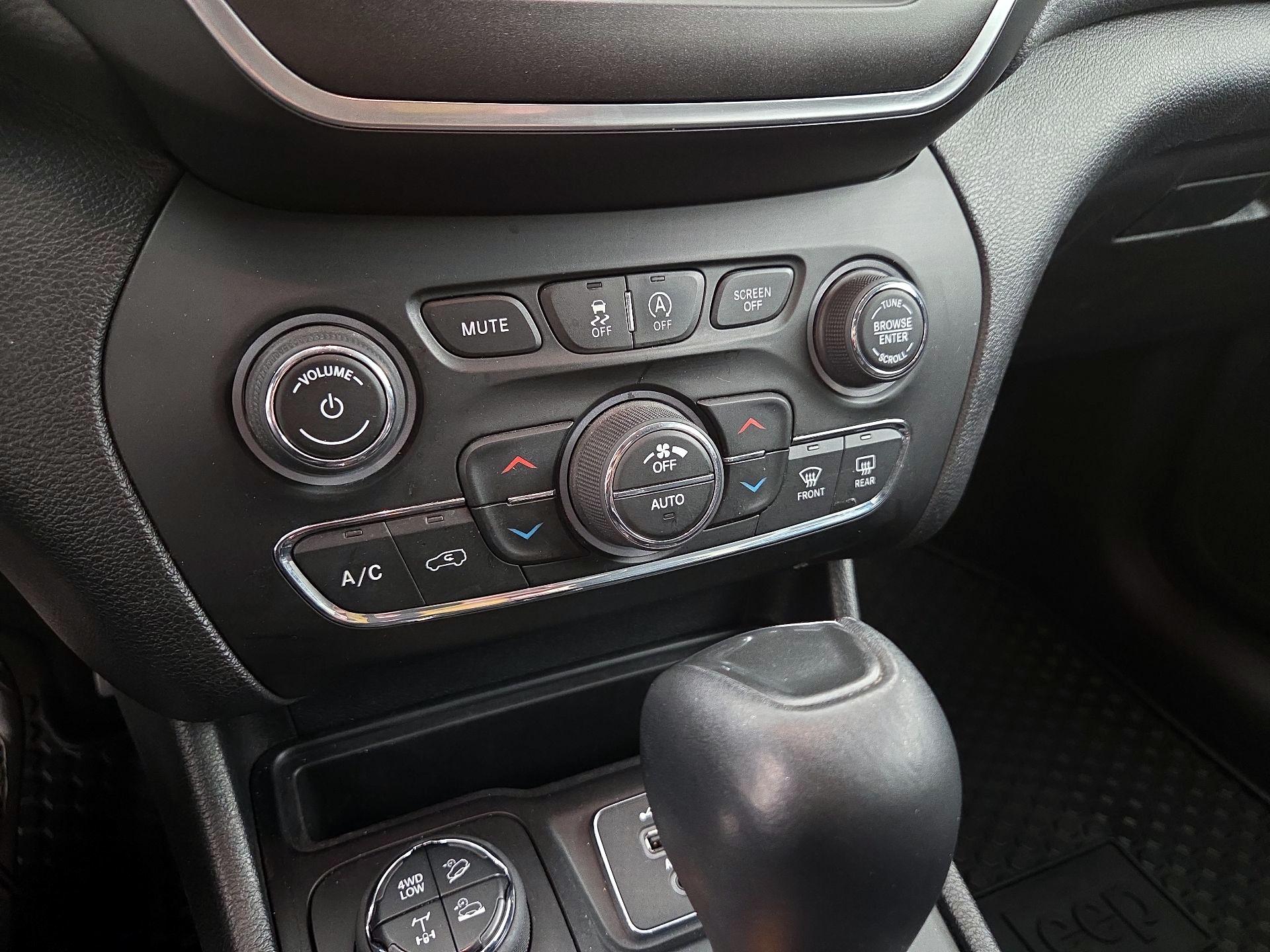 Thumbnail: 2019 Jeep Cherokee - 16