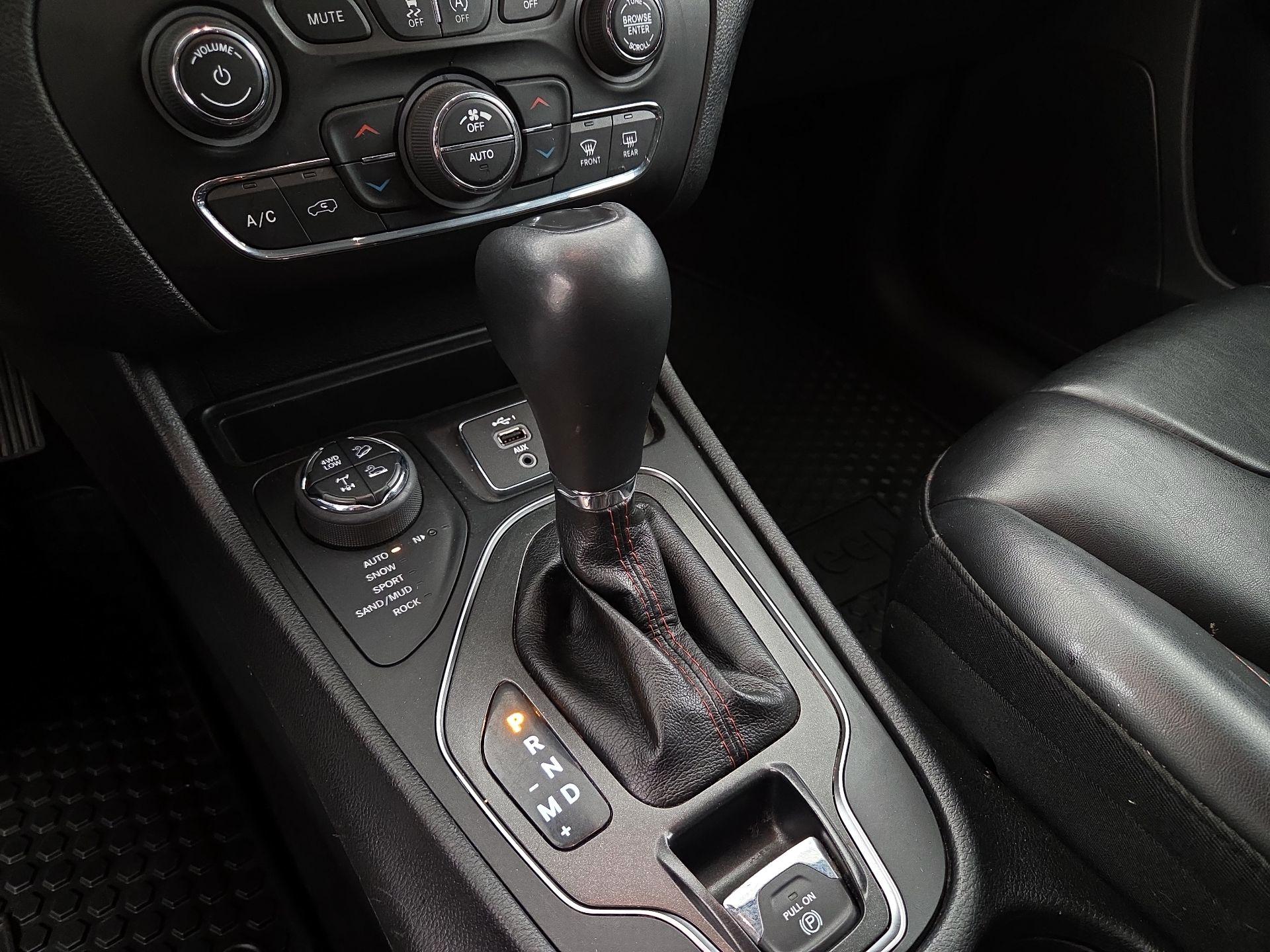 Thumbnail: 2019 Jeep Cherokee - 17