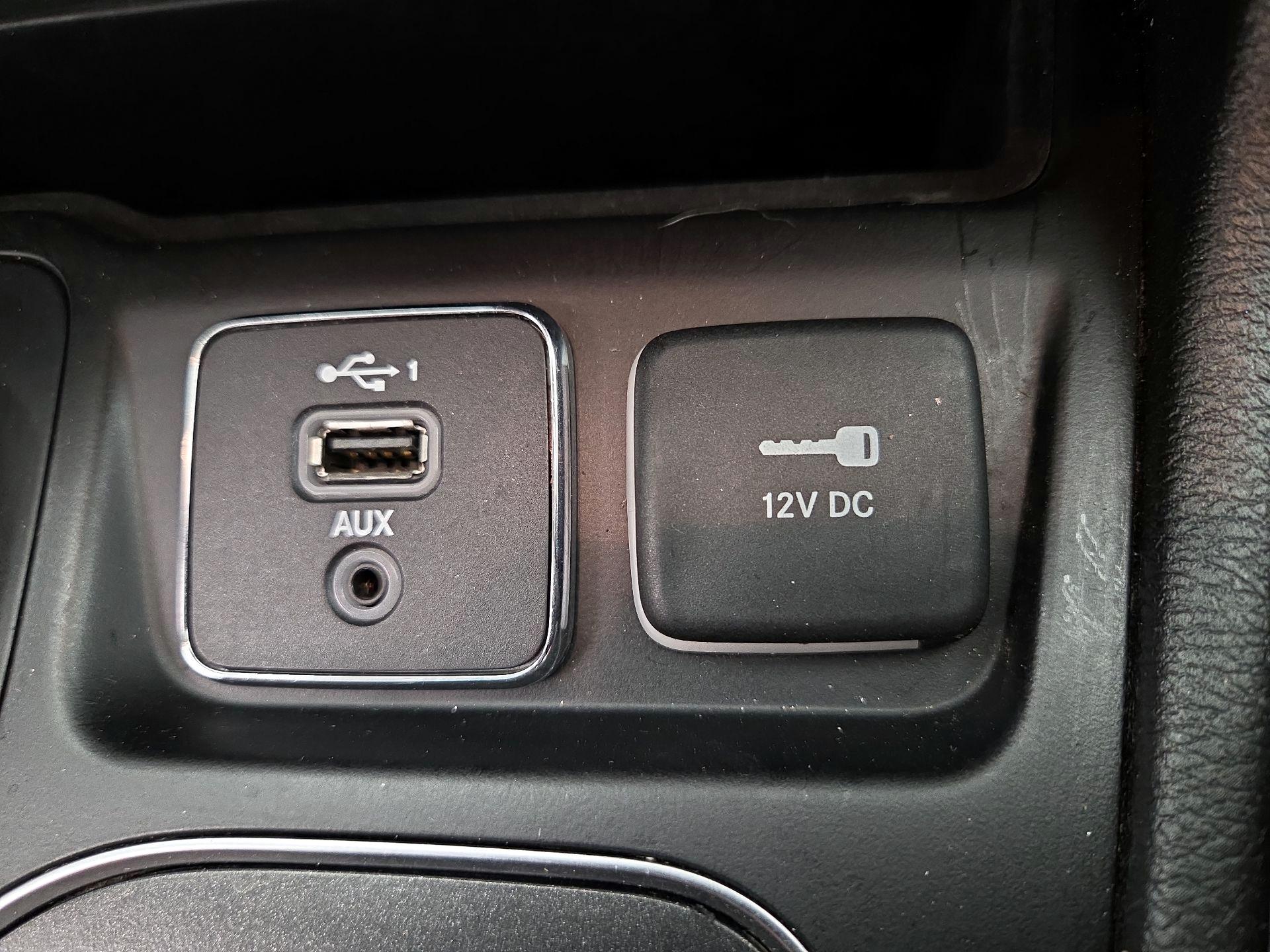 Thumbnail: 2019 Jeep Cherokee - 18