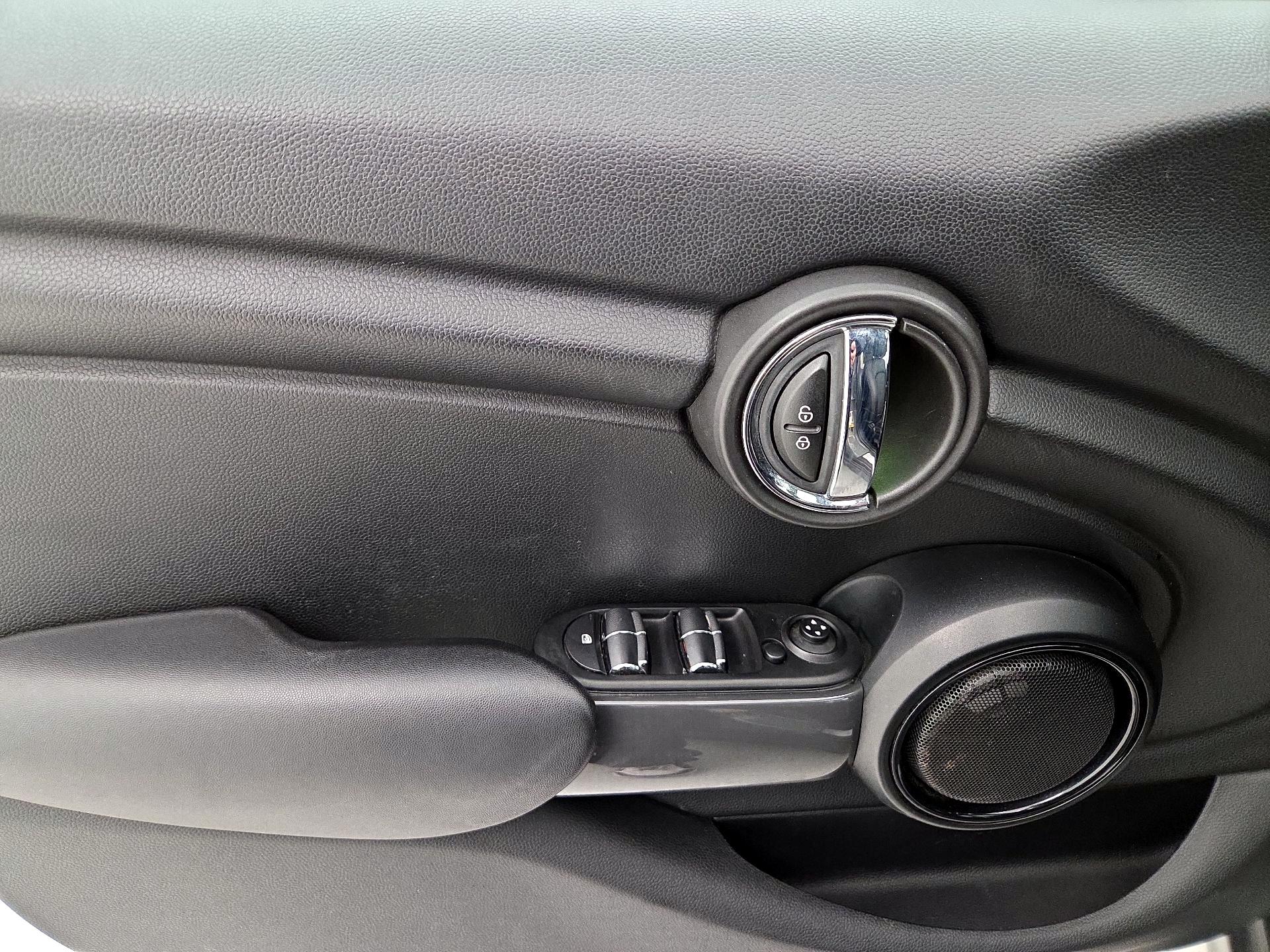 Thumbnail: 2015 MINI Cooper Hardtop - 12